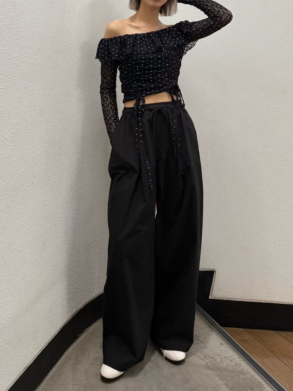 ブラック系のその他パンツ、ブルー系のTシャツ/カットソー、ホワイト系のパンプスを着用したレディースの秋コーディネートの1枚目の写真