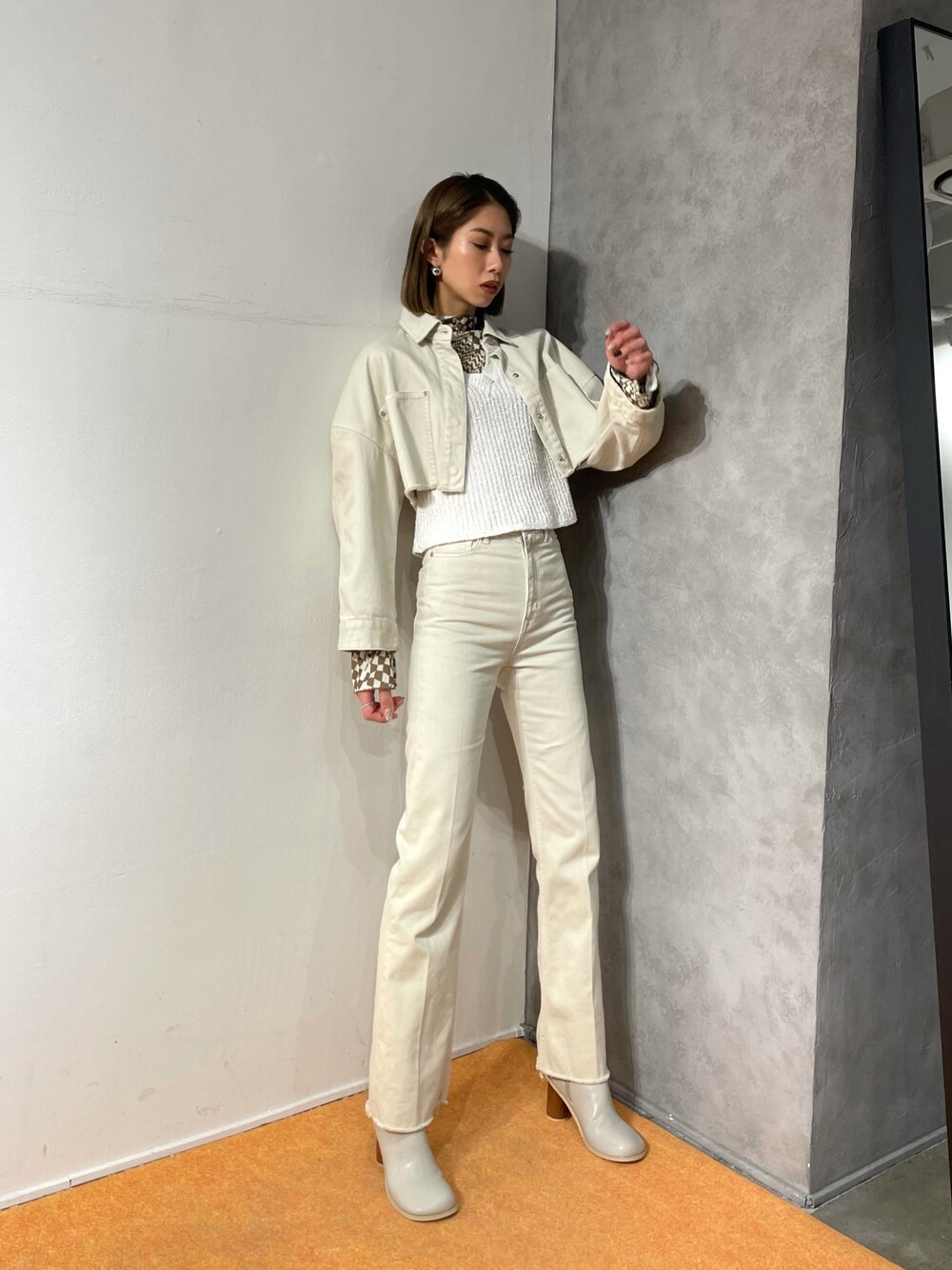 「オトナカジュアル、春、セットアップ、ホワイトコーデ、ワントーンコーデ、デニムパンツ、ホワイトデニム、EMODA、高身長女子、大人コーデ、ニットベスト」｜「EMODAのセンタープレスフレアジーンズ（デニムパンツ、ホワイト系）」を使った、大谷亜宥茄 (EMODA)さん（レディース・171cm）の春コーディネートの1枚目の写真