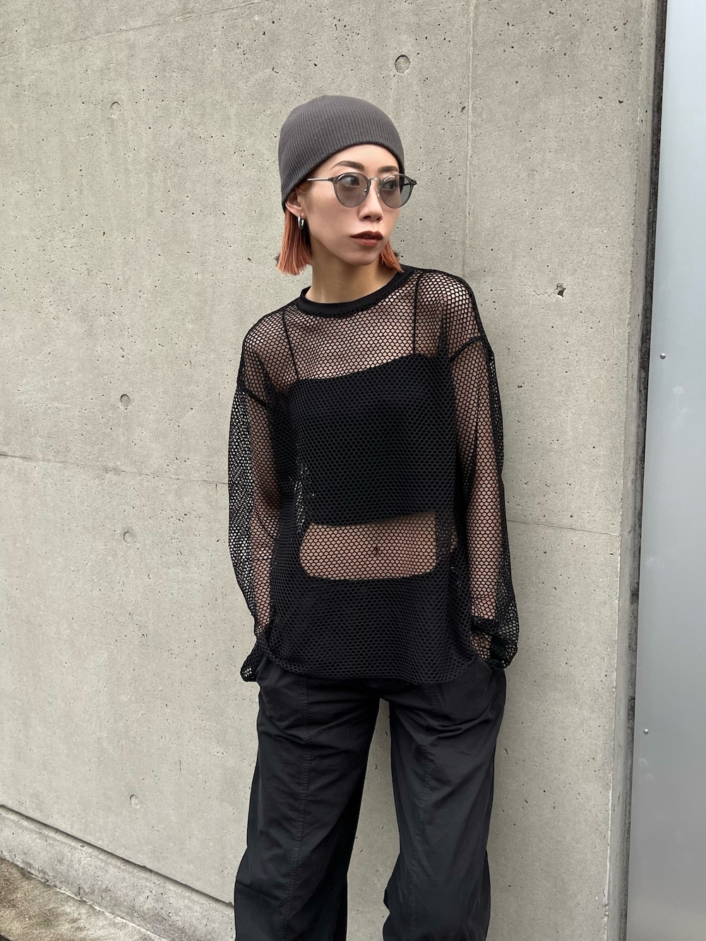 「EMODA、オールブラック、スニーカーコーデ、ニューバランス、ニューバランス2002、メッシュ、メッシュトップス、ニットキャップ」｜「EMODAのメッシュオーバートップ（Tシャツ/カットソー、ブラック系）」を使った、大谷亜宥茄 (EMODA)さん（レディース・170cm）の夏コーディネートの1枚目の写真