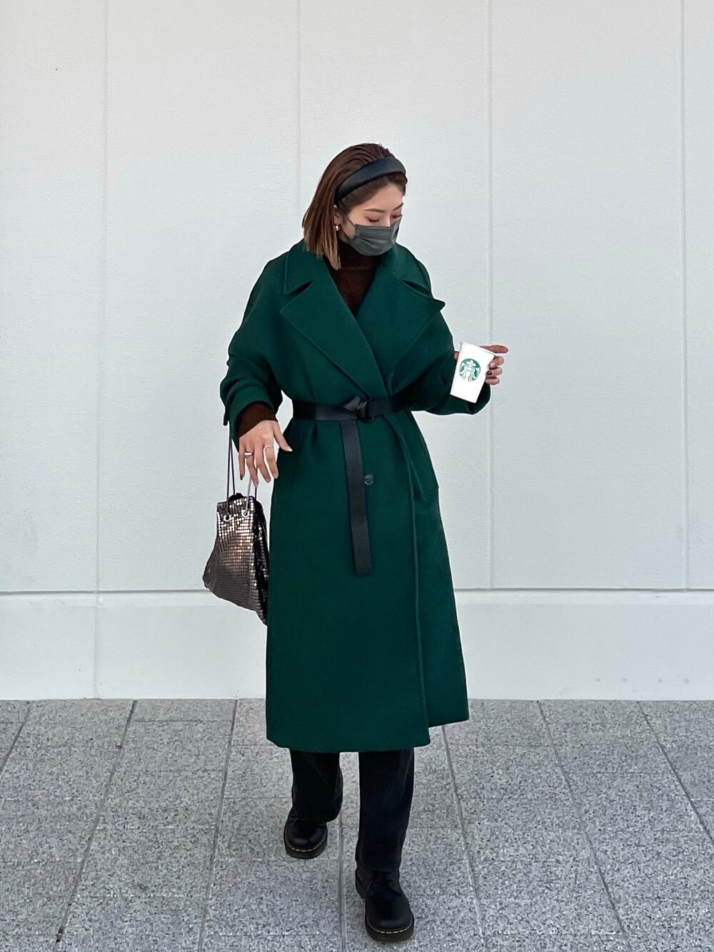 「EMODA、グリーン、グリーンコーデ、ロングコート、差し色、マーチン、ビゴター、モノトーンに差し色、休日コーデ、冬コーデ、高身長女子」｜「EMODAのワイドカラーロングコート（チェスターコート、グリーン系）」を使った、大谷亜宥茄 (EMODA)さん（レディース・172cm）の冬コーディネートの1枚目の写真
