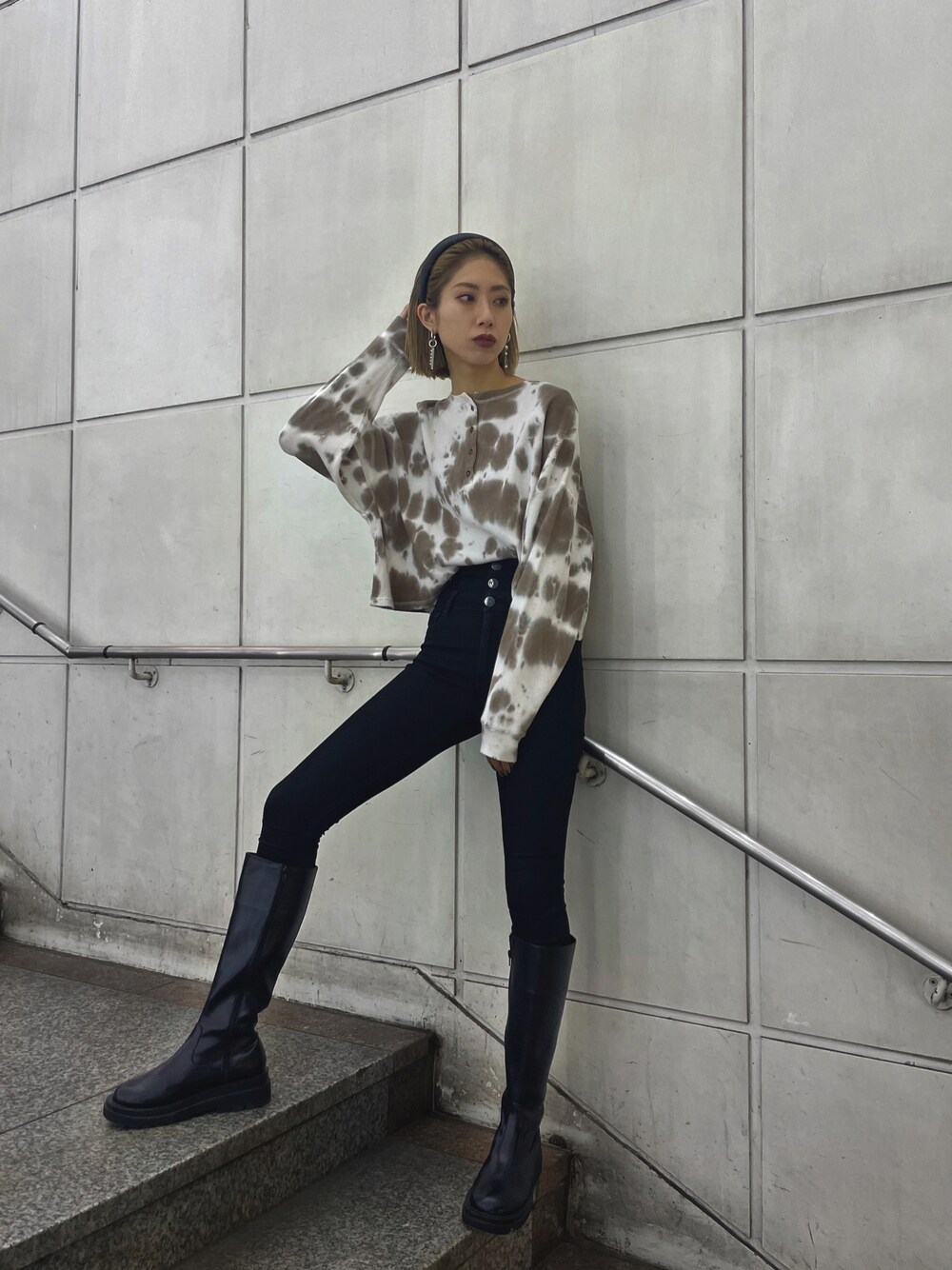 その他のTシャツ/カットソー、ブラック系のブーツを着用したレディースの秋コーディネートの1枚目の写真