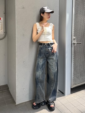 「EMODA（エモダ）のヴィンテージシェードボリュームジーンズ（デニムパンツ、ブルー系）」を使った、大谷亜宥茄 (EMODA)さん（レディース・170cm）の夏コーディネート