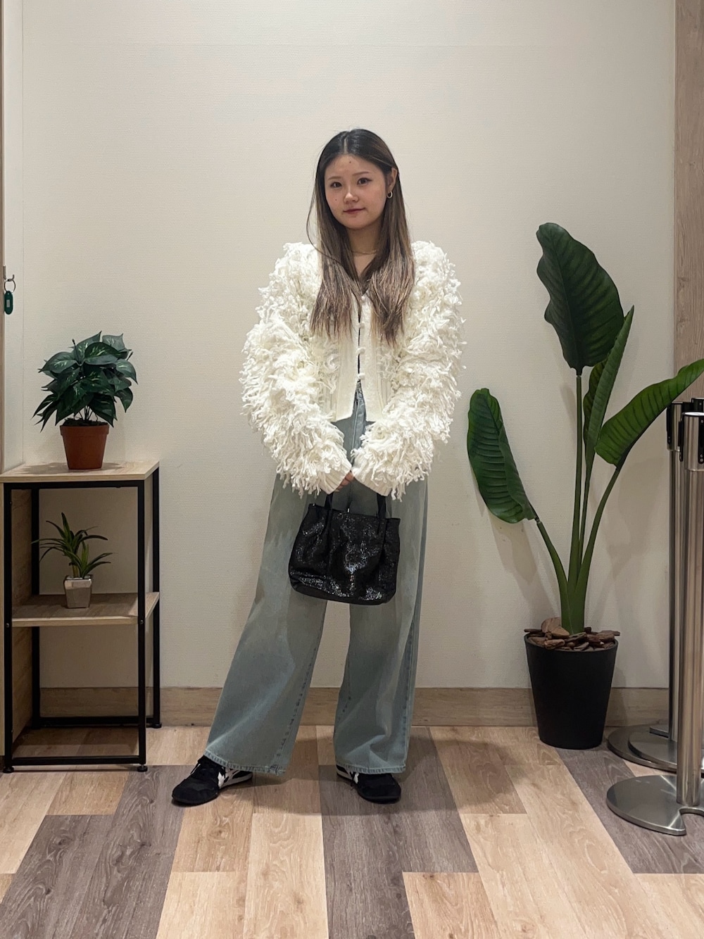 ブルー系のその他パンツ、ホワイト系のカーディガン/ボレロを着用したレディースの秋コーディネートの1枚目の写真