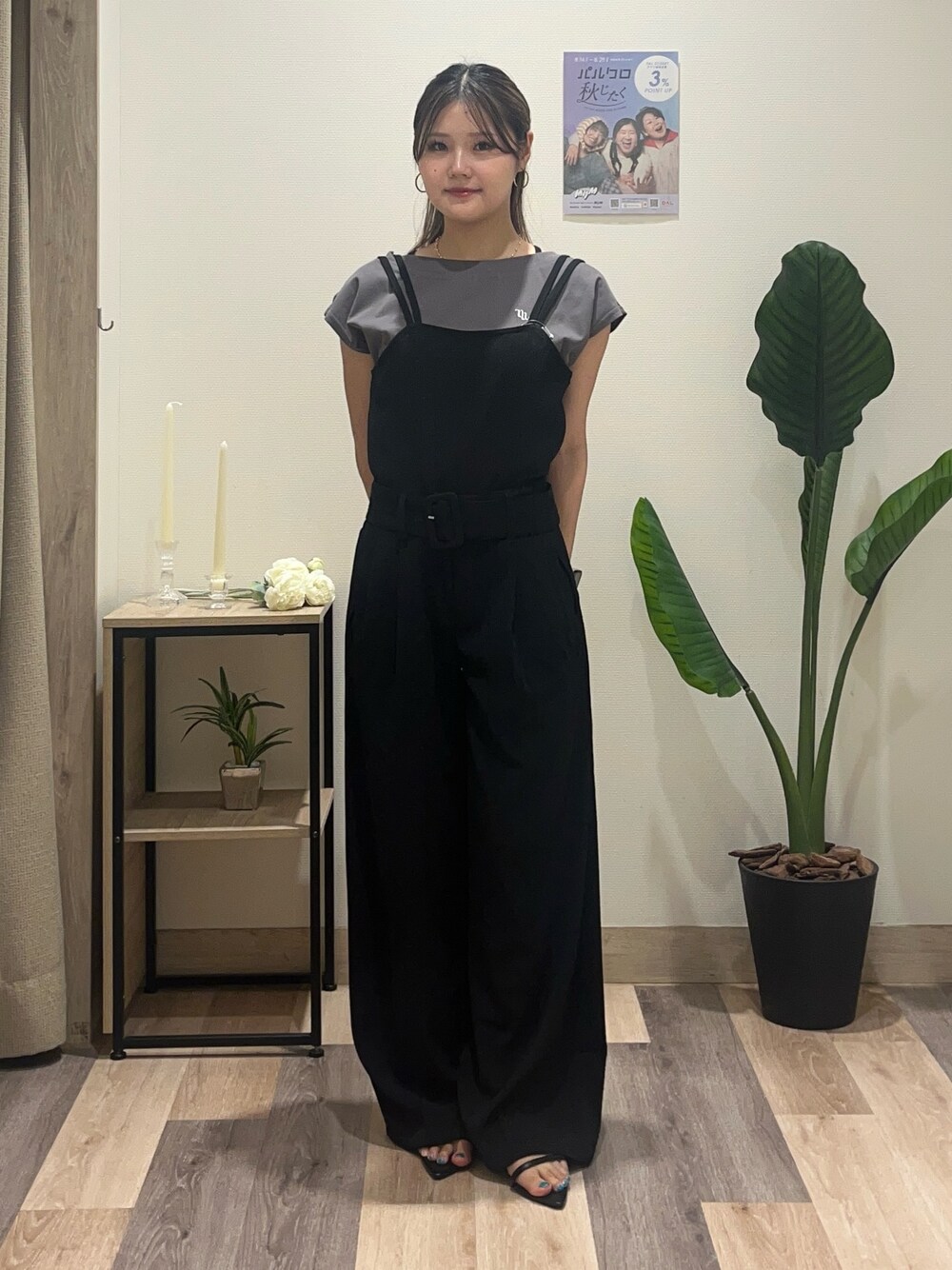 ブラック系のつなぎ/オールインワン、グレー系のTシャツ/カットソーを着用したレディースの秋コーディネートの1枚目の写真