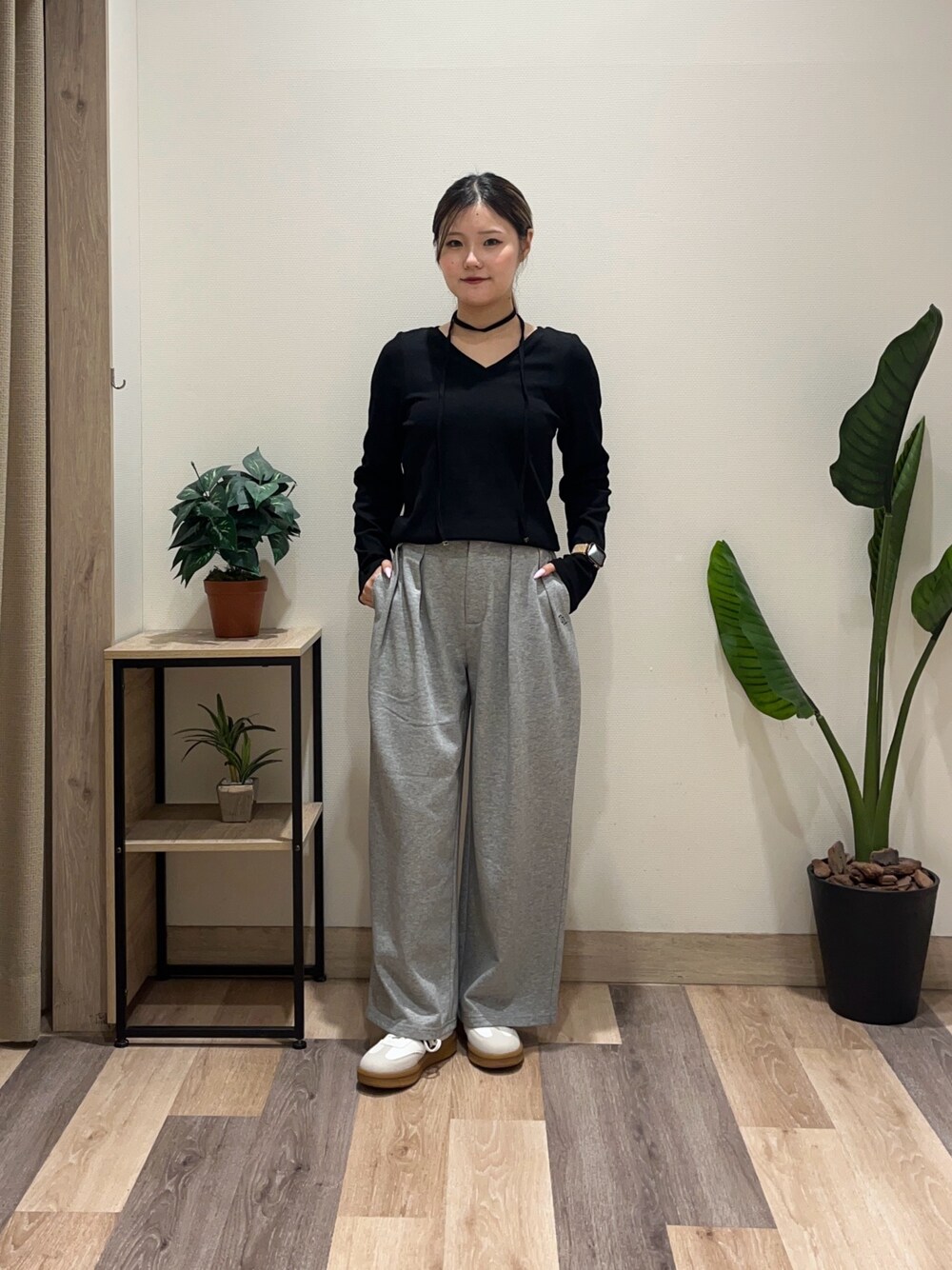 ブラック系のTシャツ/カットソー、グレー系のその他パンツを着用したレディースの秋コーディネートの1枚目の写真