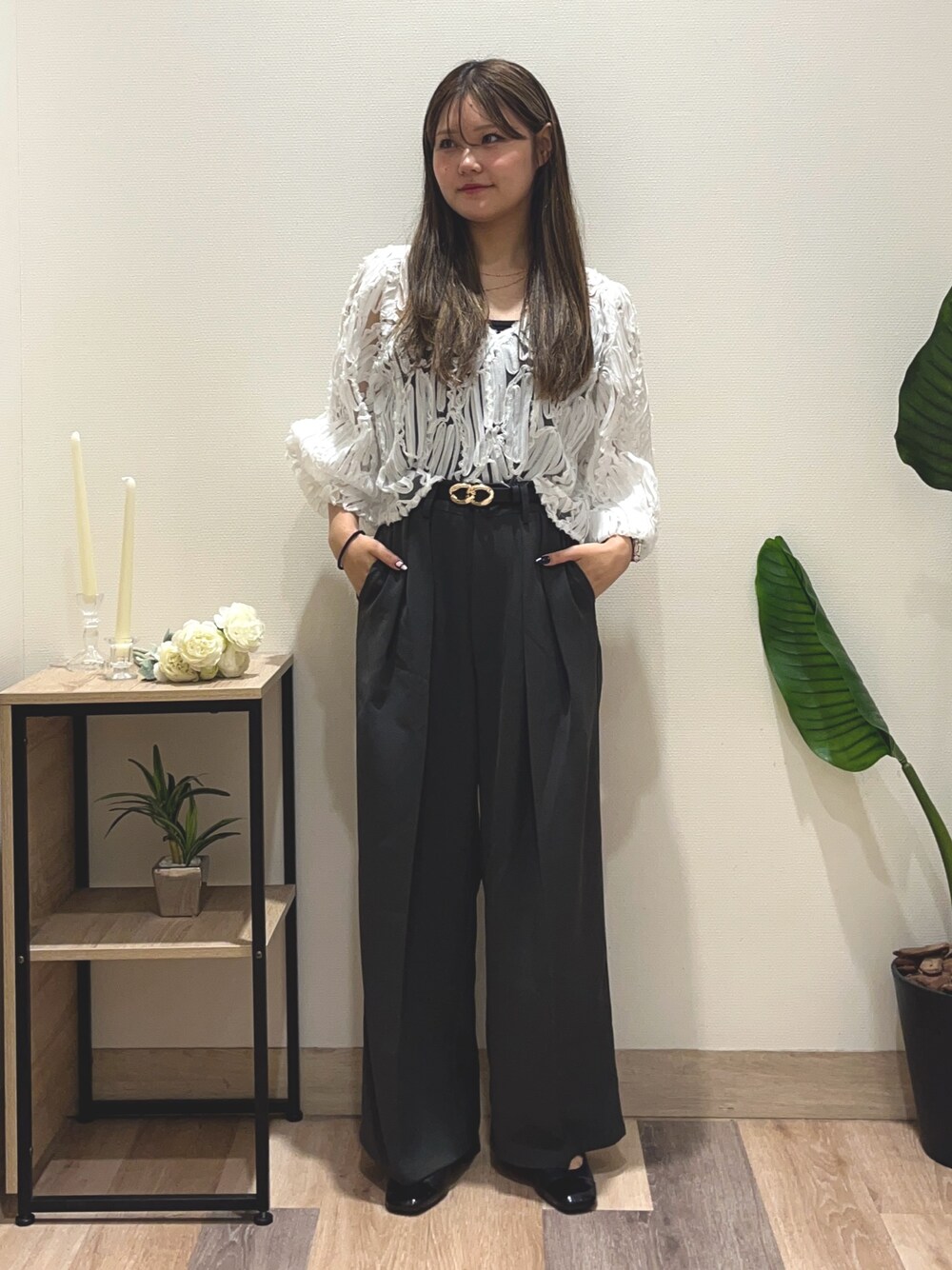 ホワイト系のシャツ/ブラウス、グレー系のスラックス、ブラック系のベルトを着用したレディースの夏コーディネートの1枚目の写真