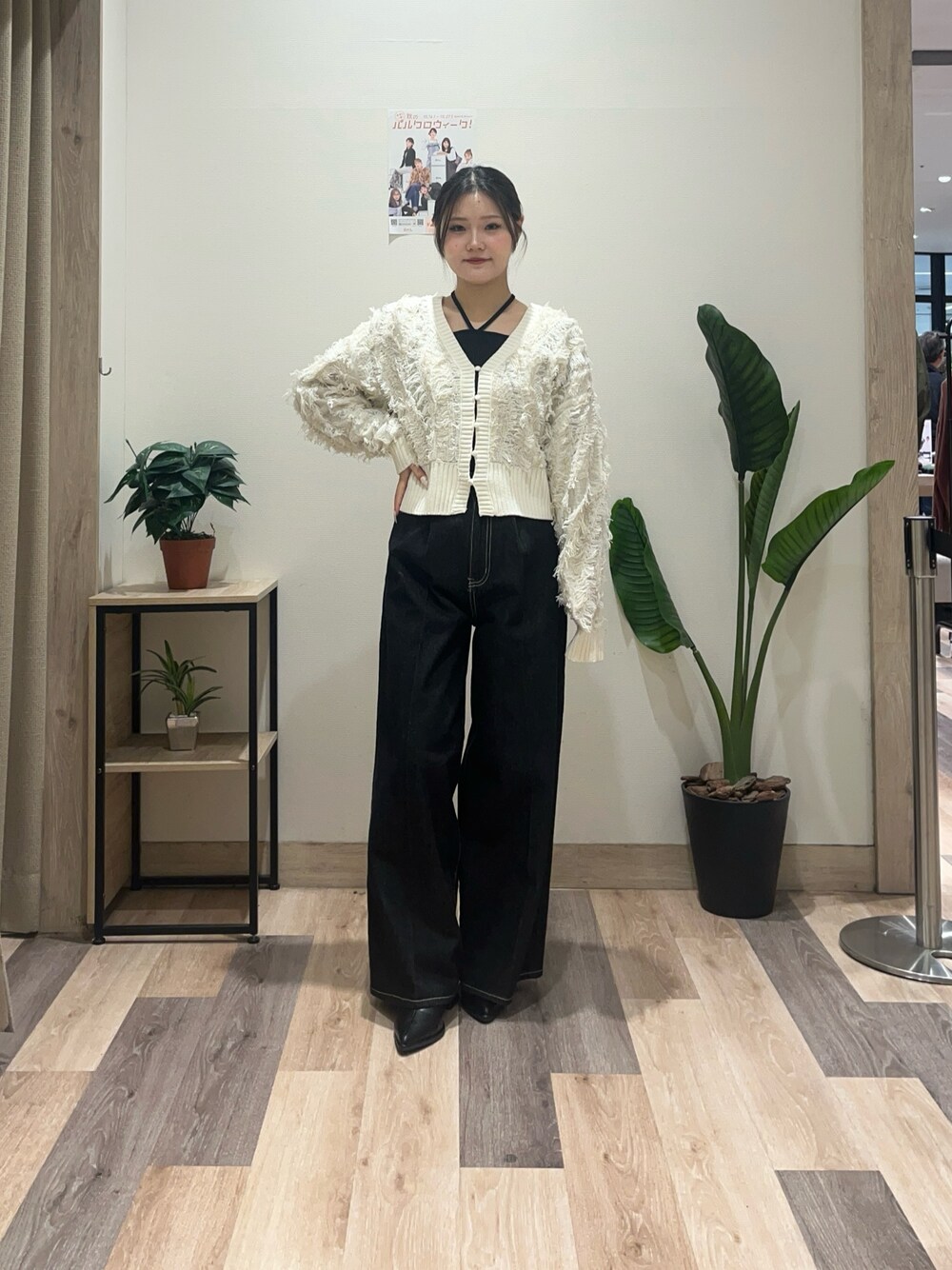 ホワイト系のカーディガン/ボレロ、ブラック系のTシャツ/カットソー、ブラック系のその他パンツを着用したレディースの秋コーディネートの1枚目の写真