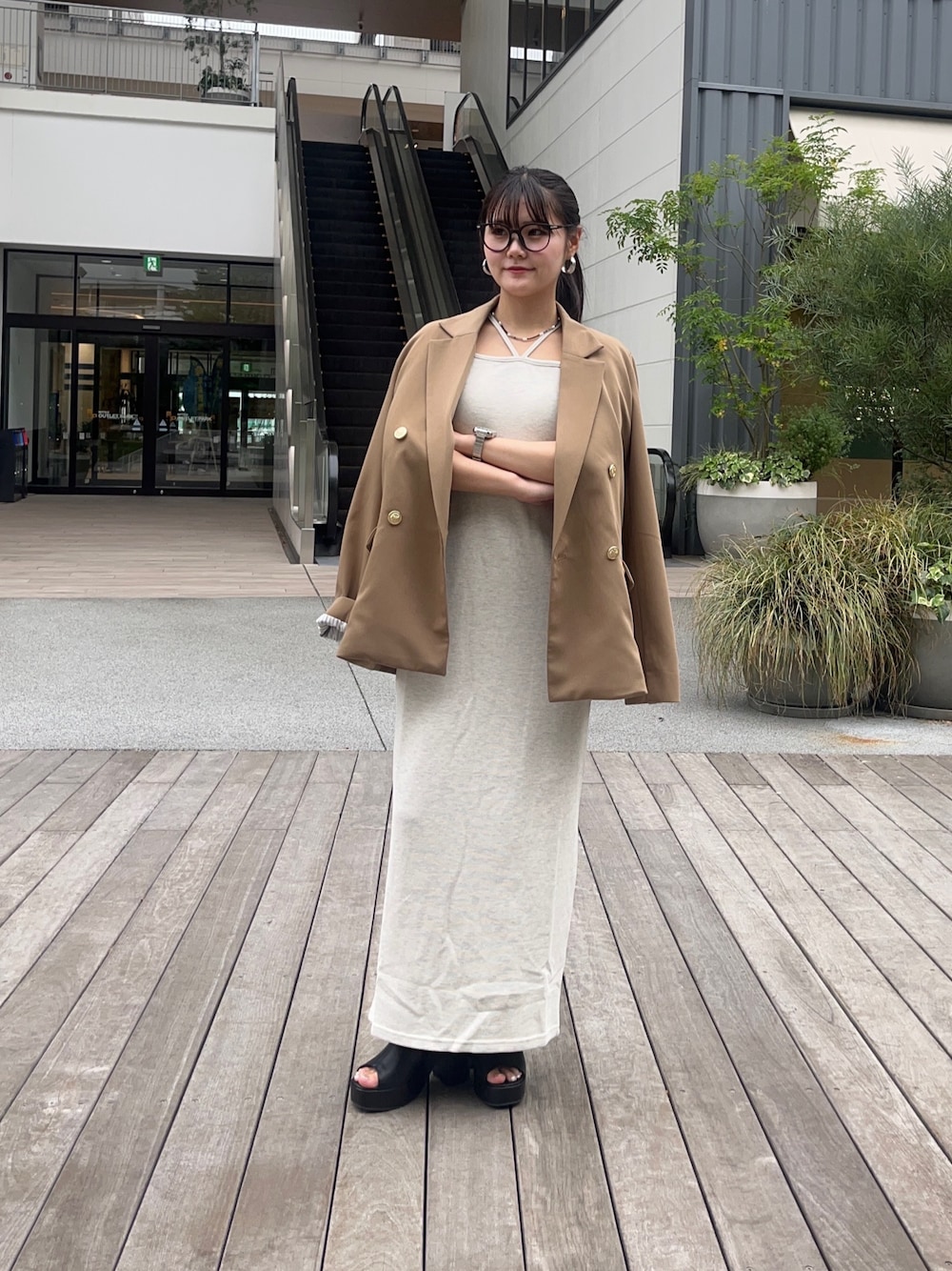 「お出かけコーデ、低身長コーデ、ワンピース、メガネ女子、きれいめカジュアル、厚底サンダル、大人女子、夏コーデ、ロングワンピース、きれいめコーディネート、低身長女子」｜「Thevonのホルターネックカップ付きナローキャミワンピース（ワンピース、グレー系）」を使った、saraさん（骨格ウェーブ・レディース・154cm）の春コーディネートの1枚目の写真