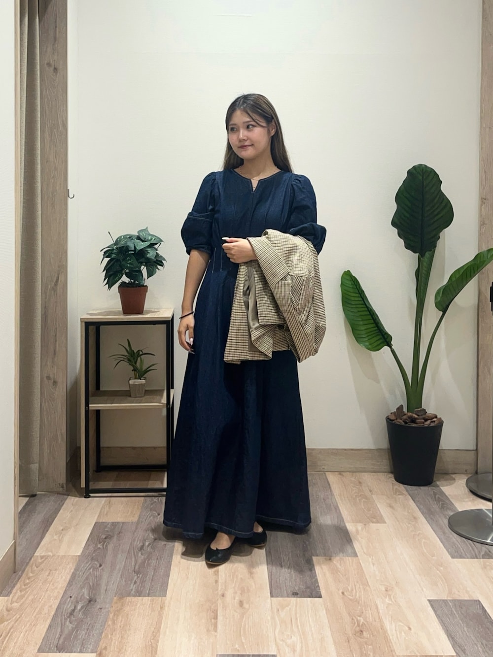 ブルー系のワンピース、ベージュ系のテーラードジャケットを着用したレディースの秋コーディネートの1枚目の写真