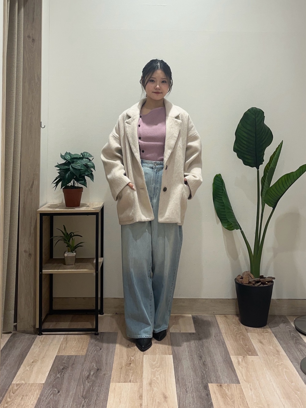 ピンク系のニット/セーター、ホワイト系のその他アウター、ブルー系のその他パンツを着用したレディースの冬コーディネートの1枚目の写真