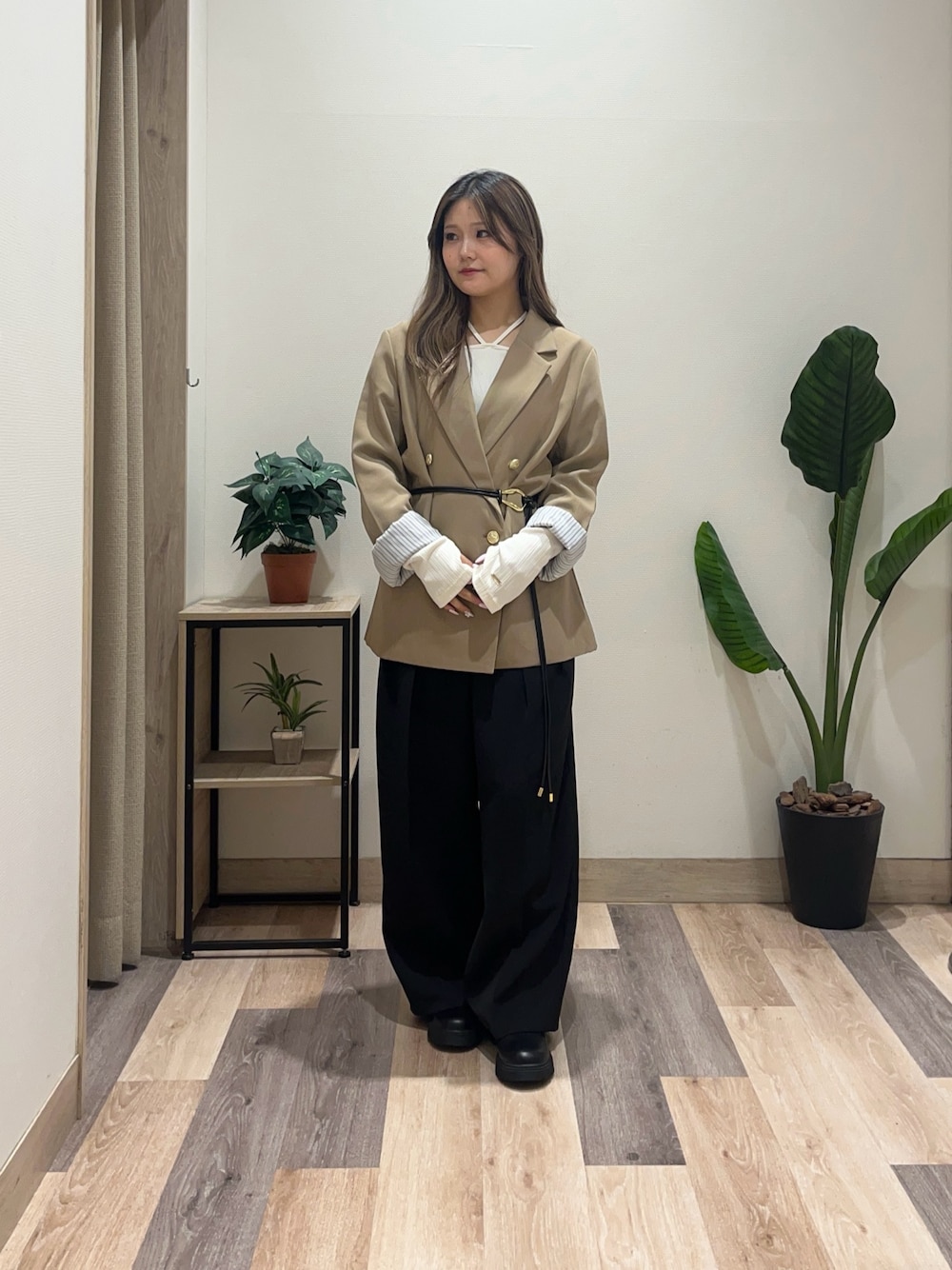 ベージュ系のテーラードジャケット、ホワイト系のTシャツ/カットソー、ブラック系のスラックスを着用したレディースの秋コーディネートの1枚目の写真