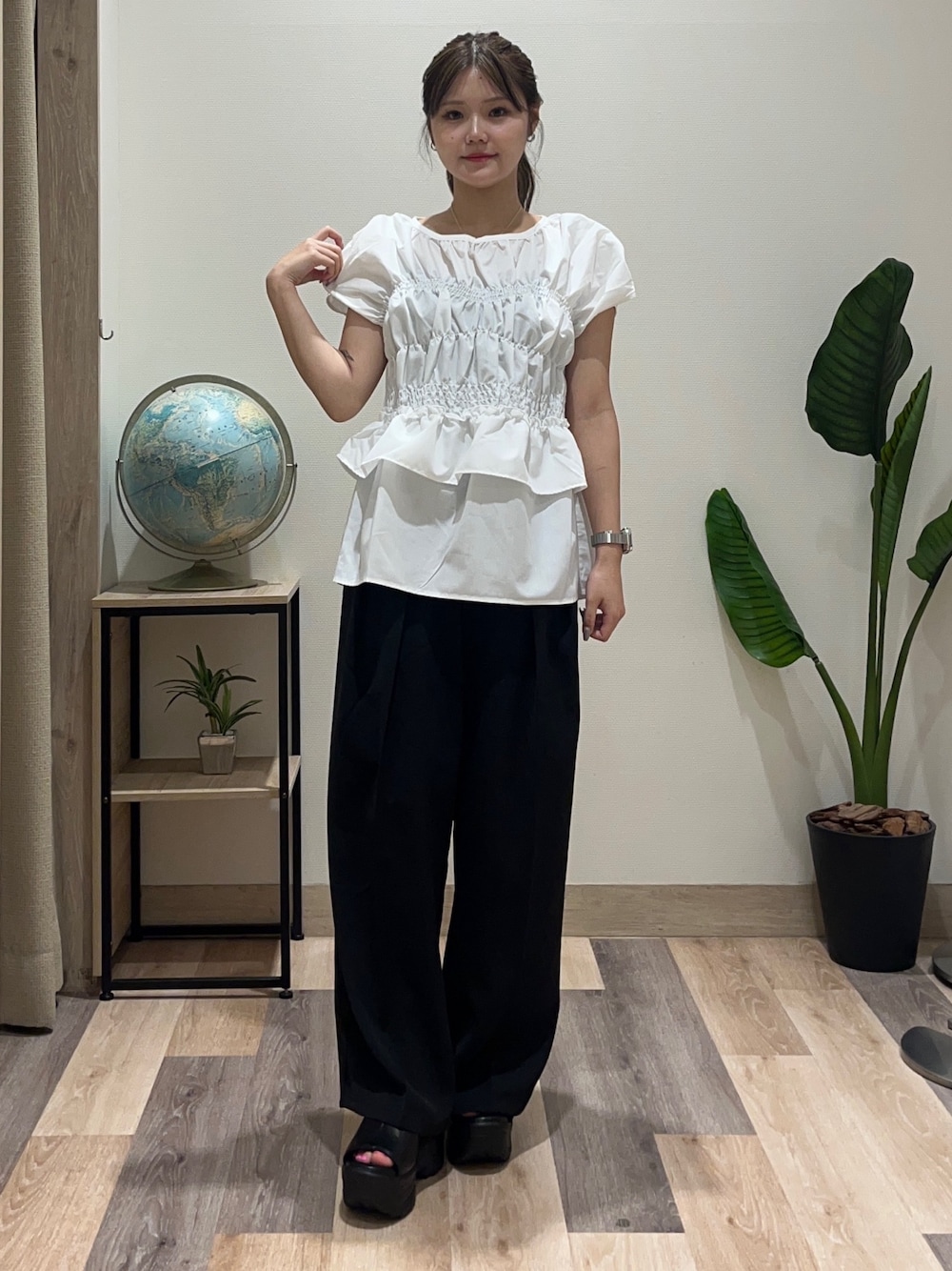 ホワイト系のシャツ/ブラウス、ブラック系のスラックスを着用したレディースの夏コーディネートの1枚目の写真