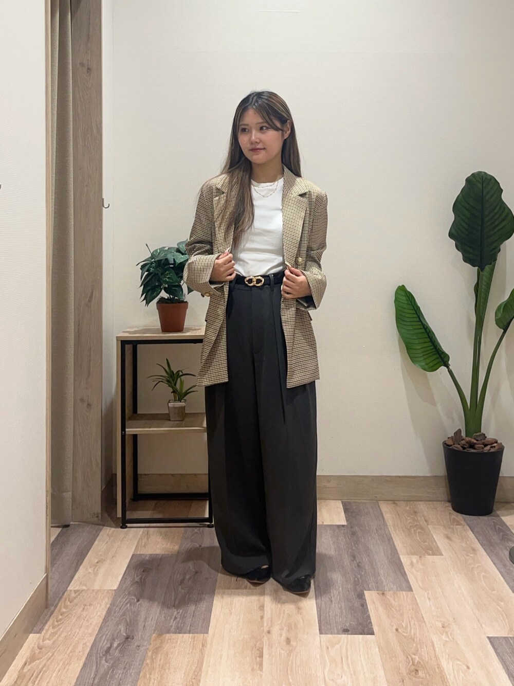 グレー系のスラックス、ベージュ系のテーラードジャケット、ブラック系のベルトを着用したレディースの秋コーディネートの1枚目の写真