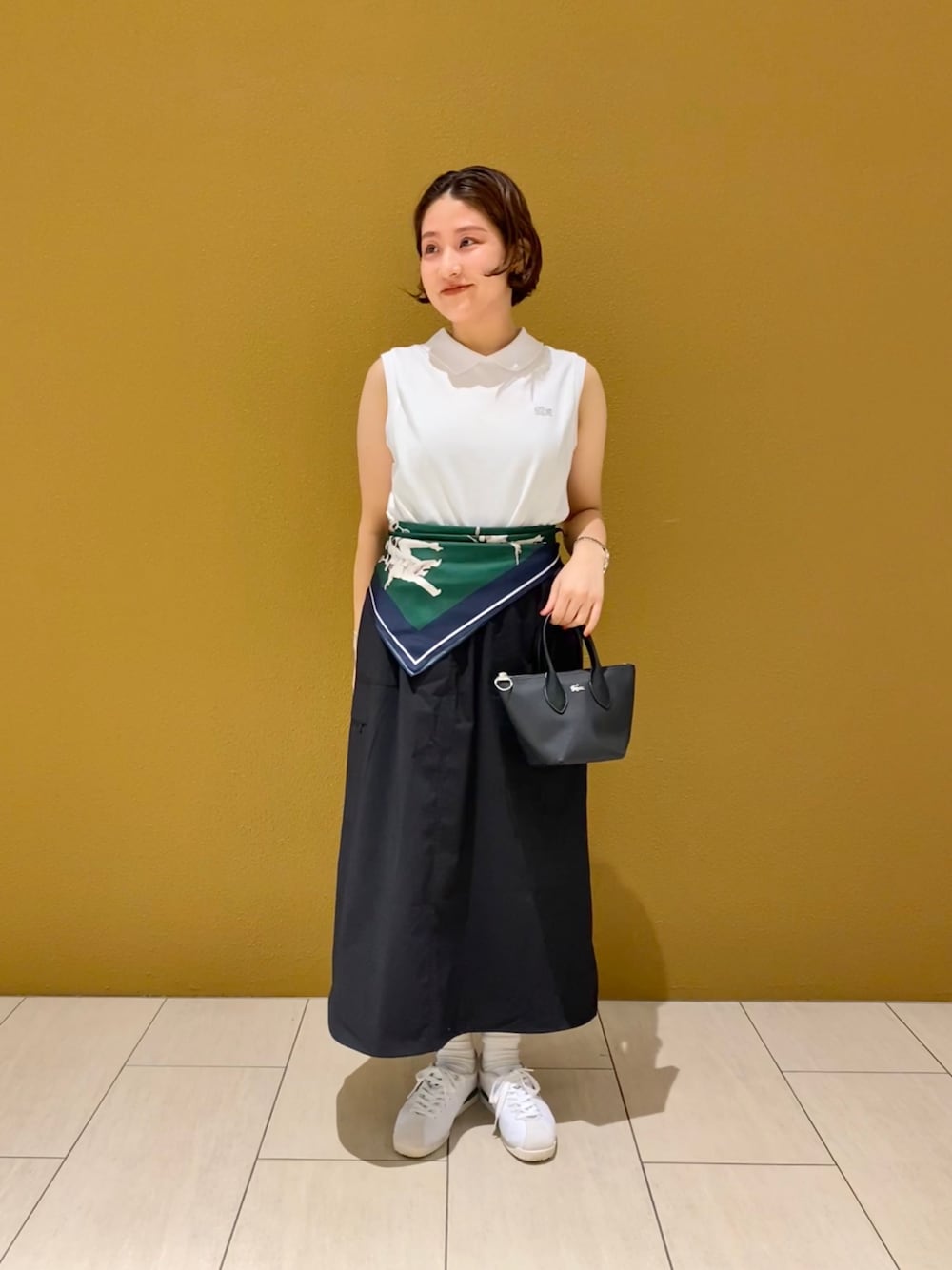 「ポロシャツ、25SS、ラコステ、スカーフ、ノースリーブ」｜「LACOSTEのドローストリング入り バルーンスカート（スカート、ブラック系）」を使った、saeさん（レディース・153cm）の春コーディネートの1枚目の写真