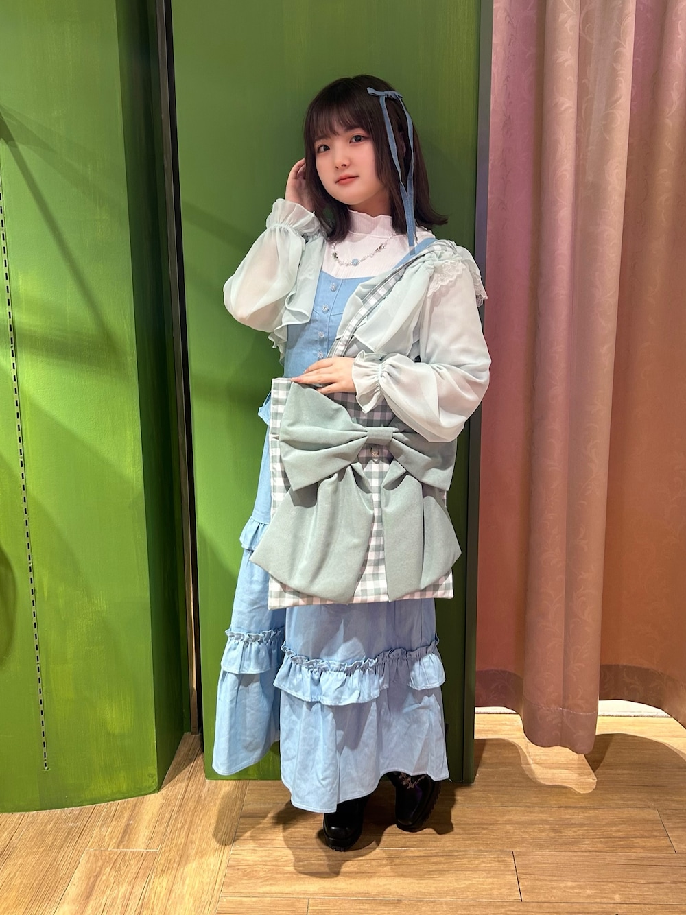 「axes femme、axes femme POETIQUE、おでかけコーデ、大人ガーリー、夏、低身長女子、おしゃれさんと繋がりたい、ブルーコーデ、ワンピース×デニム、シンプルコーデ、休日スタイル、デニム、シアートップス、お出かけコーデ、低身長コーデ」｜「axes femme POETIQUEのオフショルシフォンボレロ（カーディガン/ボレロ、グリーン系）」を使った、あんじゅさん（骨格ストレート・レディース・145cm）の春コーディネートの1枚目の写真