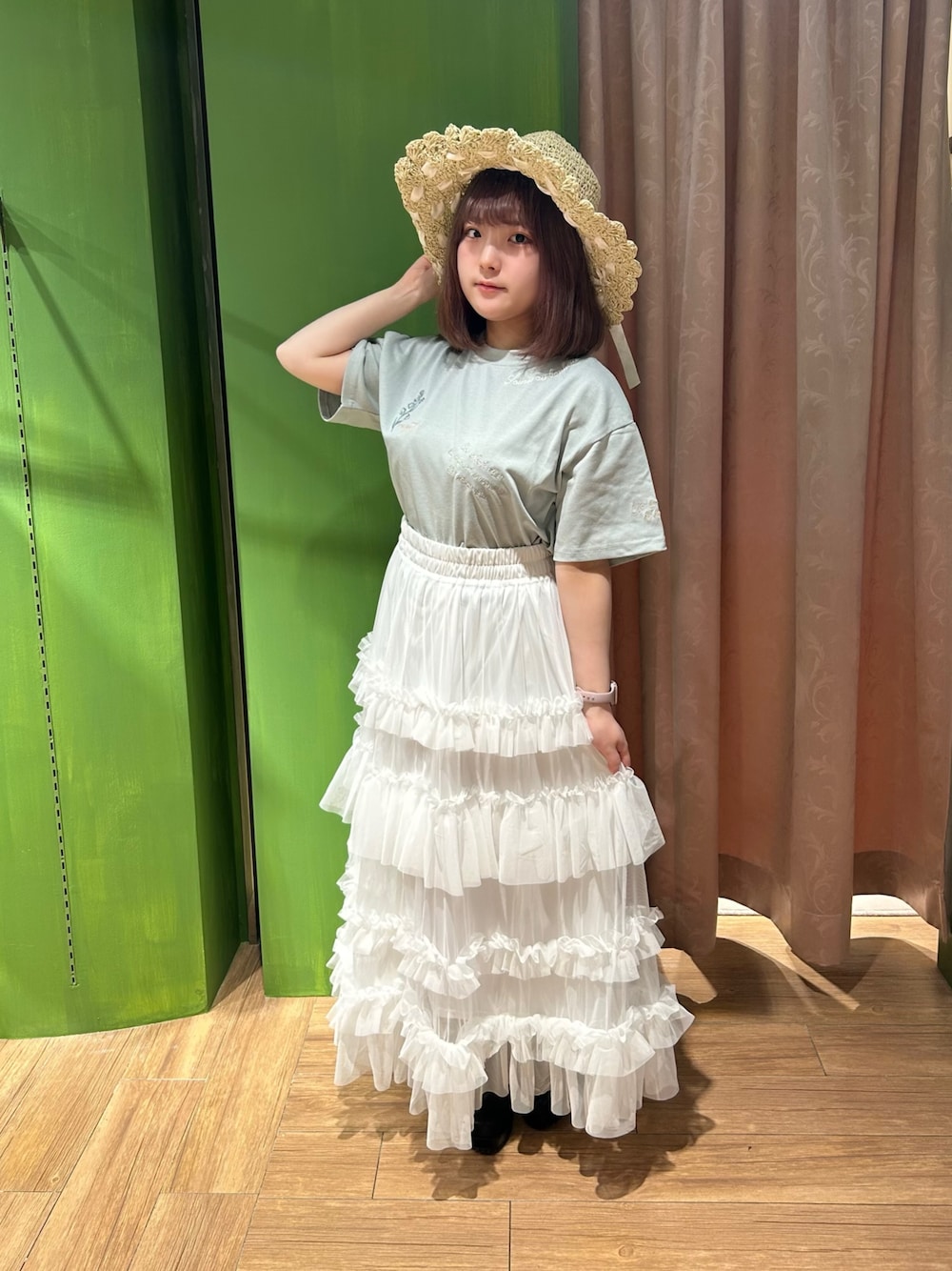 「アウトドアスタイル、axes femme、axes femme POETIQUE、春、大人かわいい、カジュアルコーデ、春服、夏ファッション、低身長女子、春カラー、スカートスタイル」｜「axes femmeのフリルチュールティアードスカート（スカート、ホワイト系）」を使った、あんじゅさん（骨格ストレート・レディース・145cm）の春コーディネートの1枚目の写真