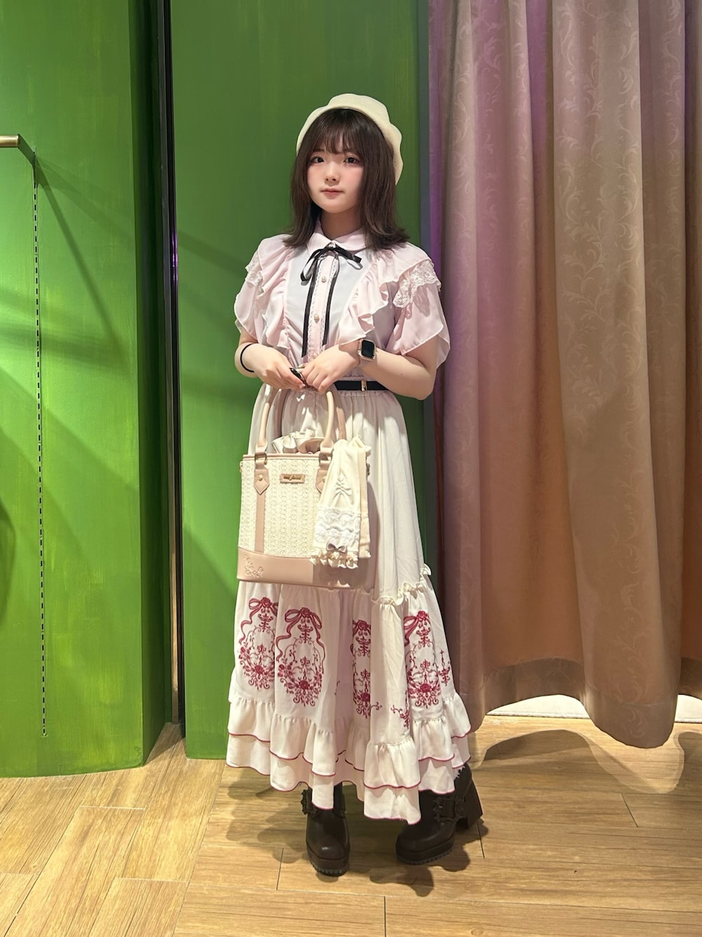 「ショルダーバッグ、シャツスタイル、ピンクシャツ、お出かけコーデ、低身長コーデ、リボン、デートコーデ、ロングスカート、axes femme、axes femme POETIQUE、低身長女子、大人可愛い、パンプス、スカートコーデ」｜「axes femmeの編上レースアームカバー（アームカバー、ホワイト系）」を使った、あんじゅさん（骨格ストレート・レディース・145cm）の春コーディネートの1枚目の写真