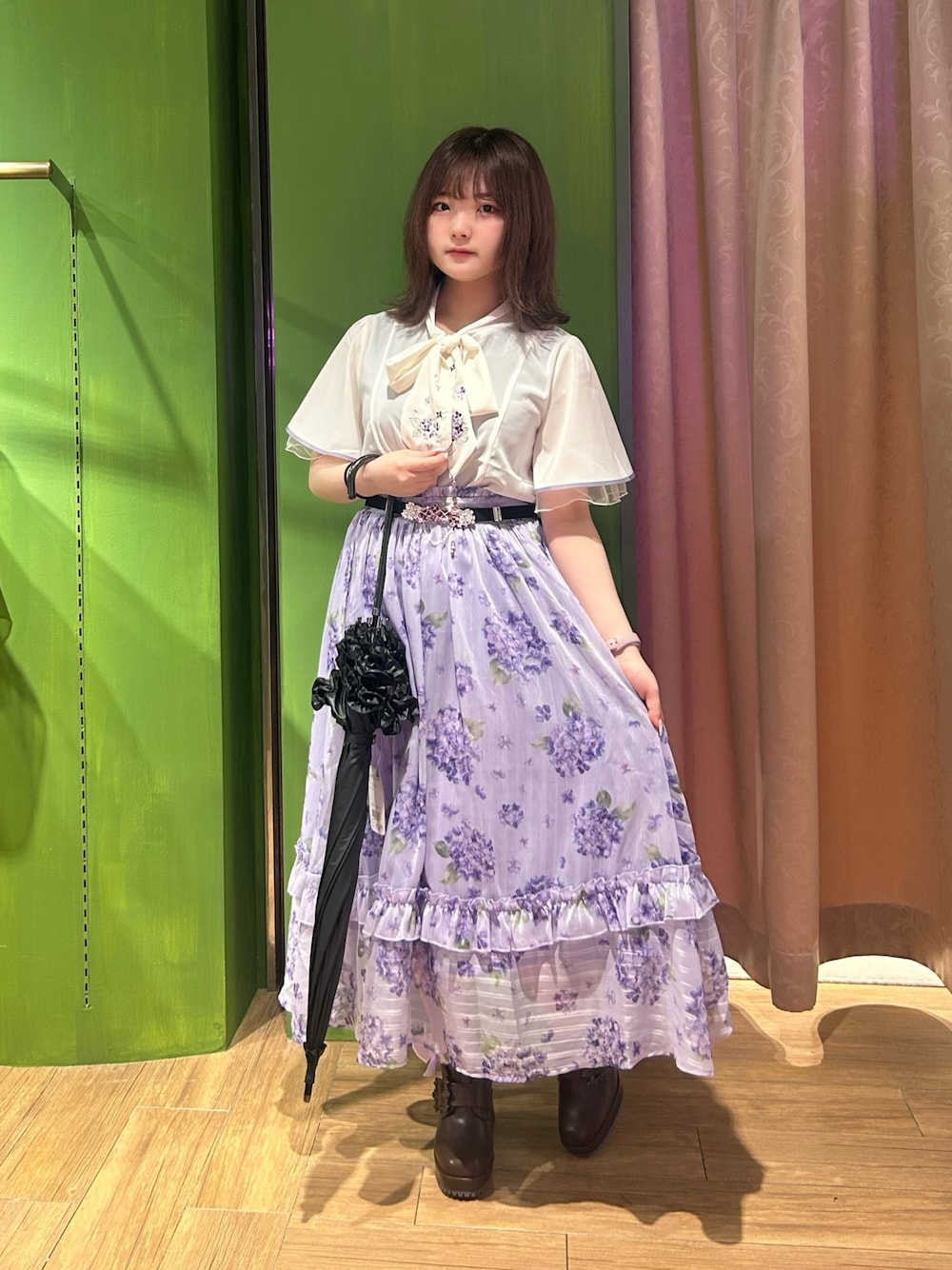 「お出かけコーデ、低身長コーデ、リボン、ロングスカート、axes femme、axes femme POETIQUE、おしゃれさんと繋がりたい、低身長女子、紫陽花、傘、スカート、スカートスタイル、ブラウス、ブラウスコーデ」｜「axes femmeの紫陽花柄シアーストライプスカート（スカート、パープル系）」を使った、あんじゅさん（骨格ストレート・レディース・145cm）の春コーディネートの1枚目の写真