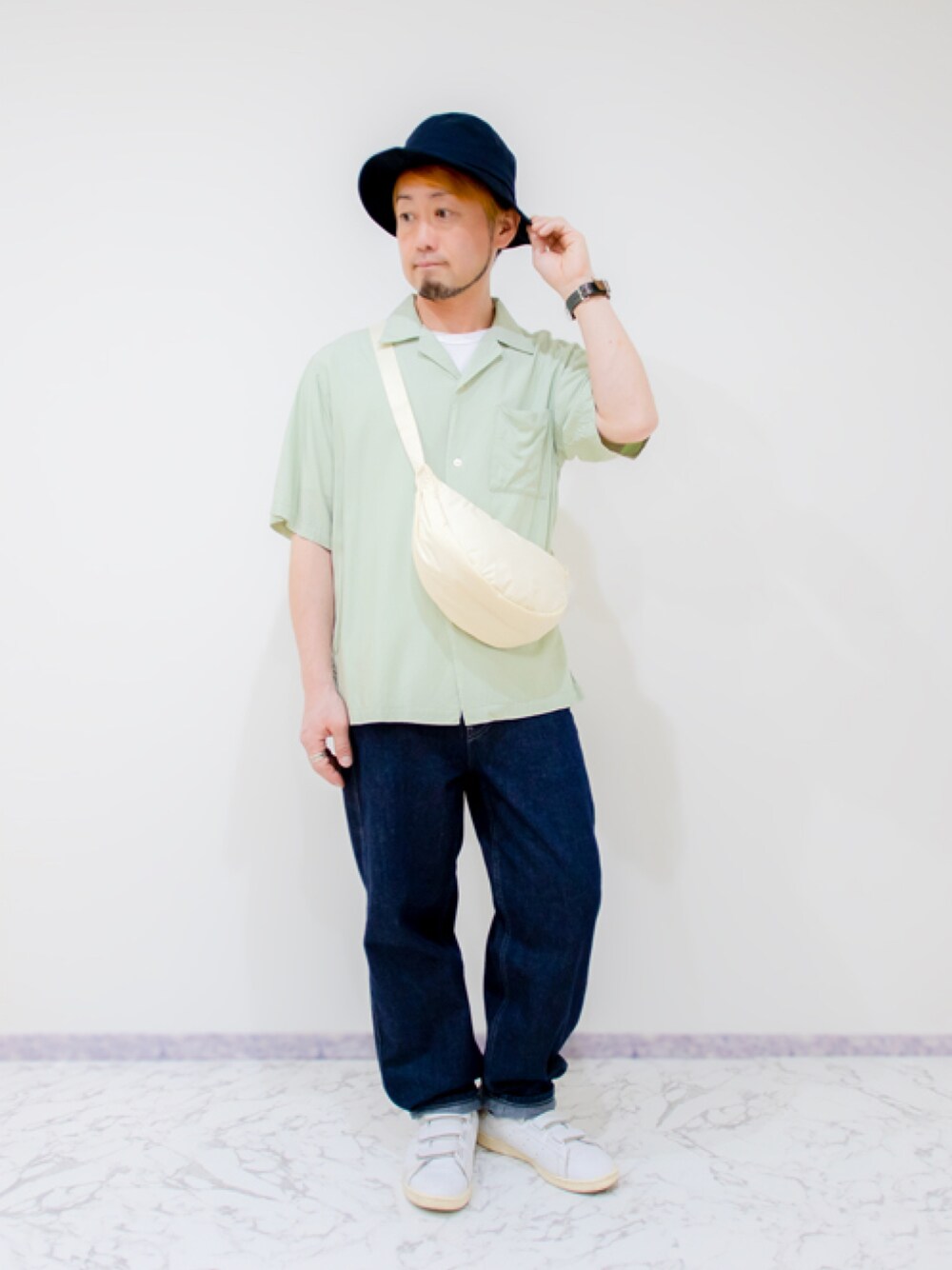 グリーン系のシャツ/ブラウス、ホワイト系のTシャツ/カットソー、ブルー系のデニムパンツを着用したメンズの春コーディネートの1枚目の写真