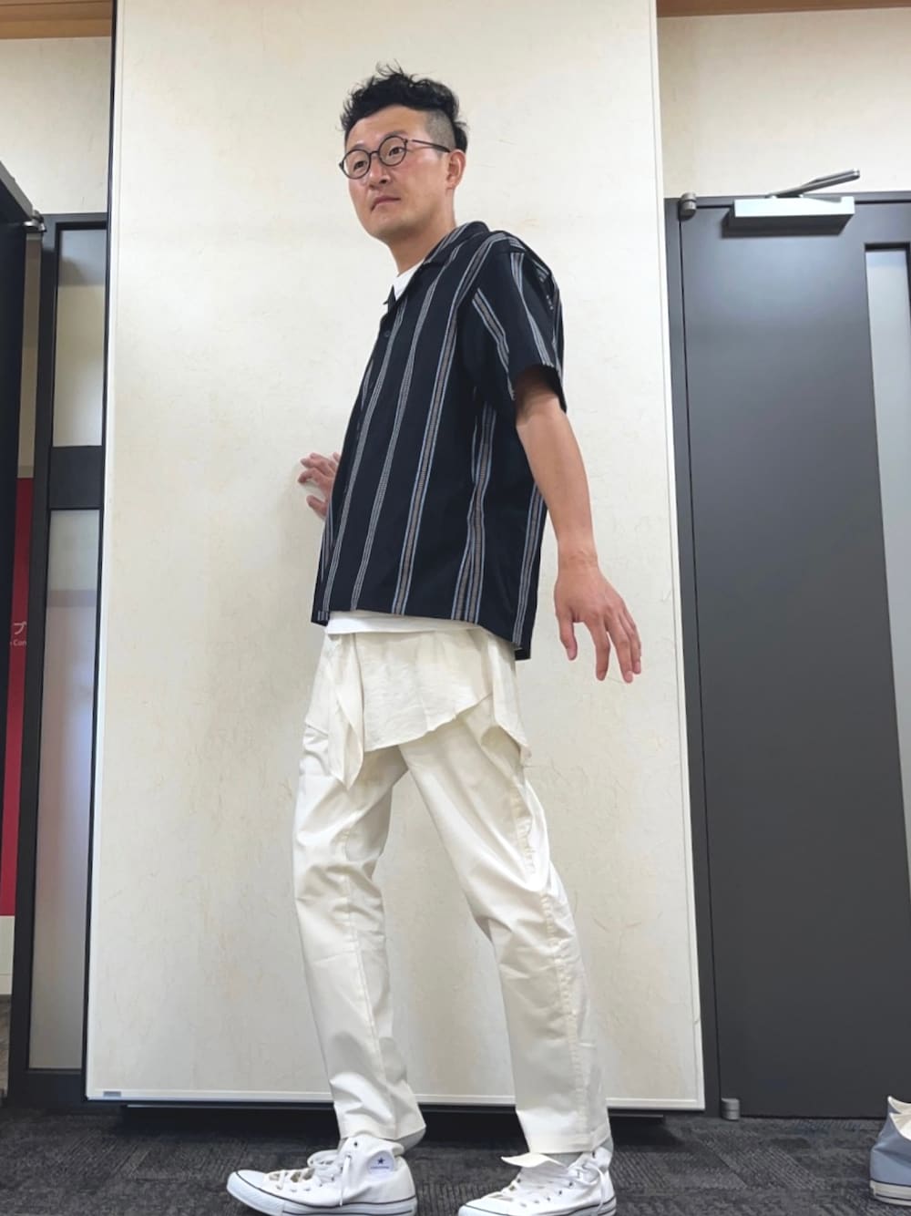 「レイヤードスタイル、カジュアル、キレイめ、メガネ男子、ブラック×ホワイト、白パンツ、白スニーカー」｜「JOURNAL STANDARD relumeのエンブロイダリーストライプ キャンバスシャツ（シャツ/ブラウス、ブラック系）」を使った、ロバート馬場裕之さん（メンズ・181cm）の秋コーディネートの1枚目の写真