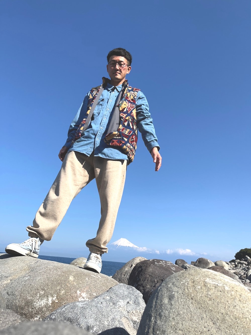 「オトナカジュアル、デニムシャツ、ボア、ボアベスト、リラックススタイル、アウトドアスタイル、富士山」｜「go slow caravanのオリジナルJQボア コンチョ釦ベスト（その他アウター、その他）」を使った、ロバート馬場裕之さん（メンズ・181cm）の春コーディネートの1枚目の写真