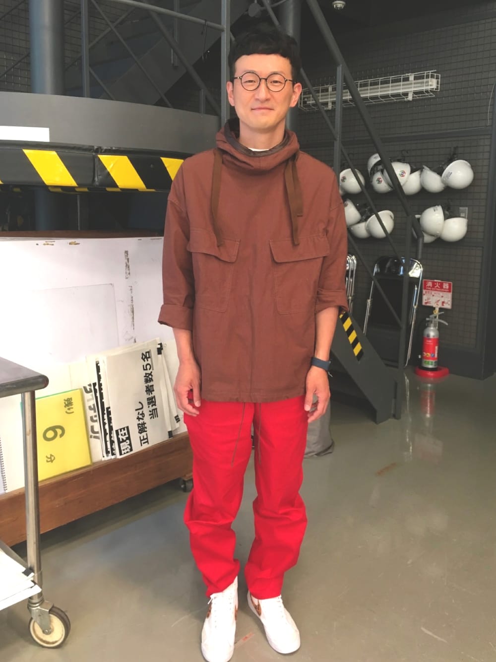 レッド系のその他アウター、レッド系のパンツ、ホワイト系のスニーカーを着用したメンズの夏コーディネートの1枚目の写真