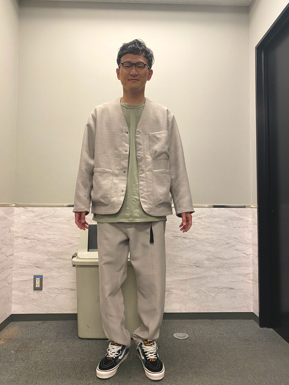 「大人カジュアル、セットアップ、グリーン、アースカラー、スニーカーコーデ、ノーカラージャケット、春カラー、メガネ男子」｜「niko and...の[セットアップ対応]ノーカラーシングルジャケット（ノーカラージャケット、その他）」を使った、ロバート馬場裕之さん（メンズ・181cm）の春コーディネートの1枚目の写真