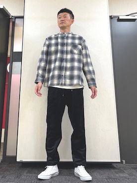 「NYLAUS（ナイラス）のアイテム（トップス）」を使った、ロバート馬場裕之さん（メンズ・181cm）の冬コーディネート