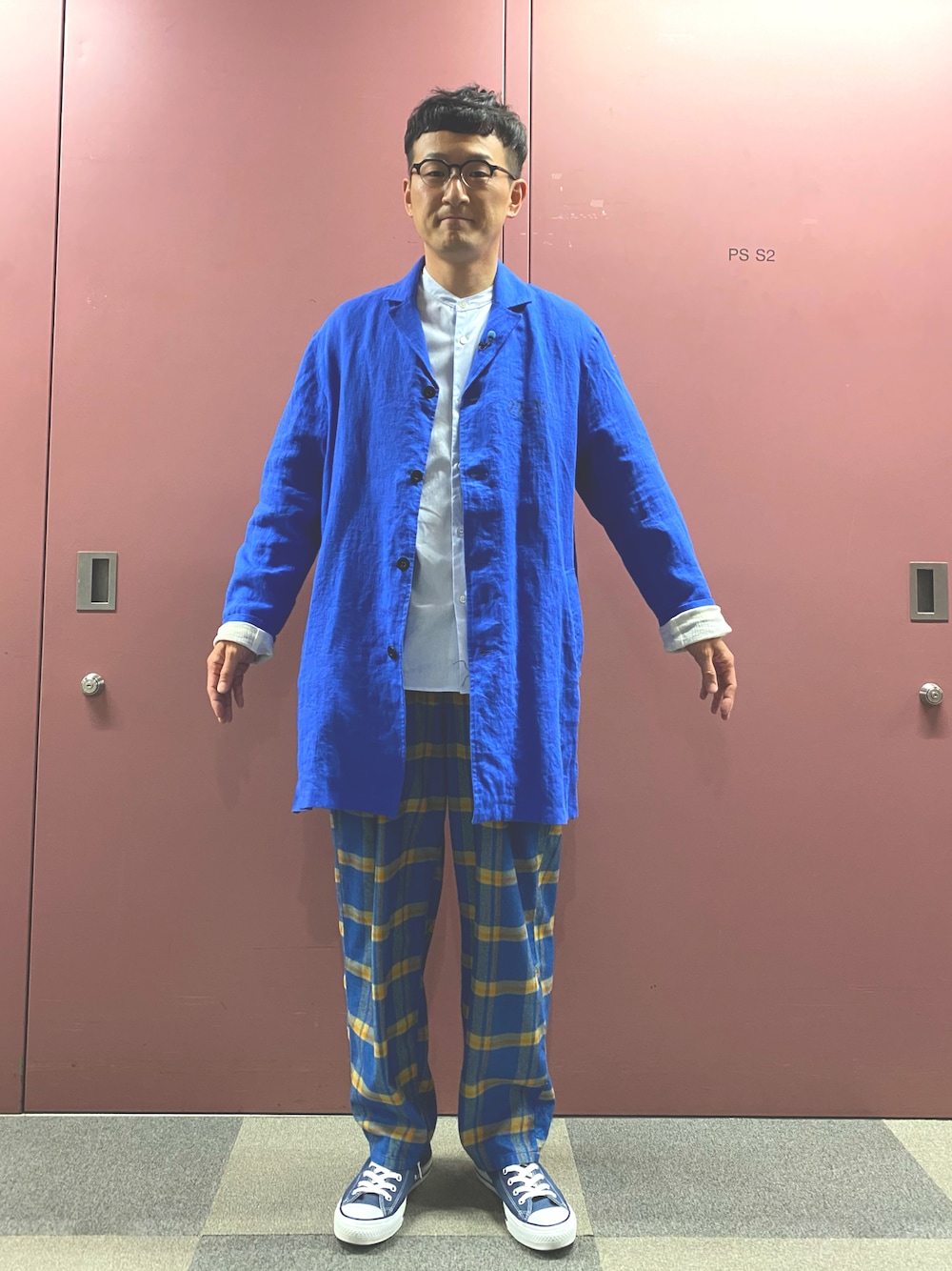 「大人カジュアル、きれいめカジュアル、ブルー、ブルーコーデ、ワントーンコーデ、チェックパンツ、スニーカーコーデ、メガネ男子、ワイドパンツ」｜「VIRGOwearworksのMILITARY HEMP COAT（チェスターコート、ブルー系）」を使った、ロバート馬場裕之さん（メンズ・181cm）の春コーディネートの1枚目の写真