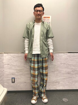 「H&M（エイチ・アンド・エム）のアイテム（パンツ）」を使った、ロバート馬場裕之さん（メンズ・181cm）の春コーディネート