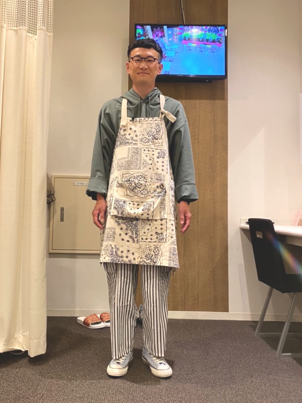 「ワイドパンツ、ラフ、カジュアルコーデ、ビッグシルエット、パーカー、グリーン、エプロン、いいね、save、フォローお願いします🤑、料理男子、メガネ男子」｜「BEAMSのBEAMS / ヘビー ルーズ フーデッド パーカ（パーカー、グリーン系）」を使った、ロバート馬場裕之さん（メンズ・181cm）の春コーディネートの1枚目の写真