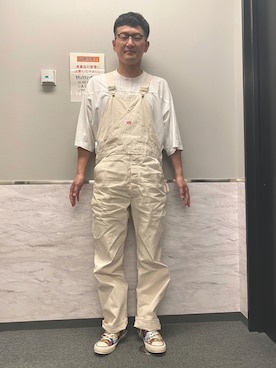 「アイテム（サロペット/オーバーオール、ホワイト系）」を使った、ロバート馬場裕之さん（メンズ・181cm）の秋コーディネート