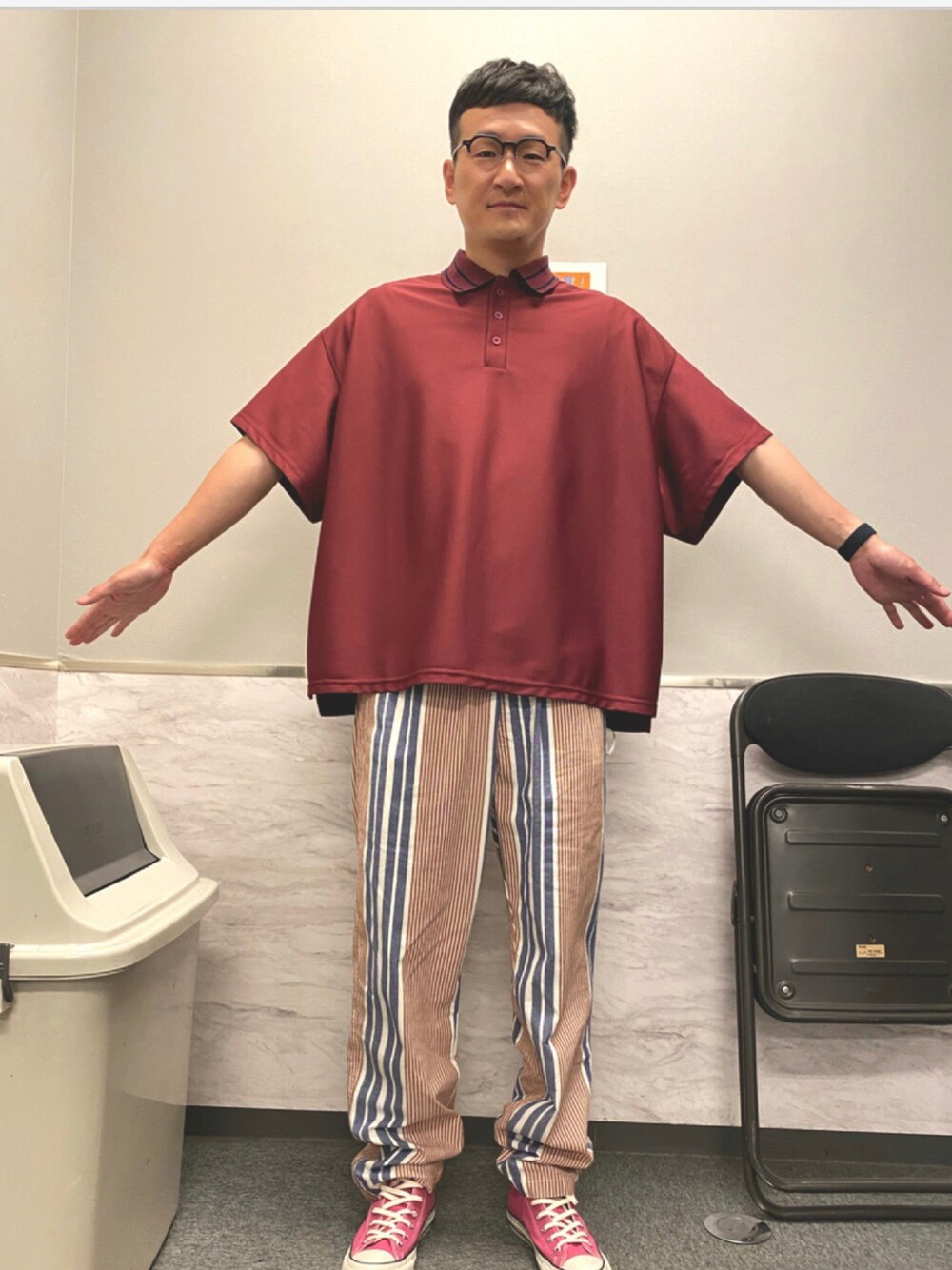 「シンプルコーデ、オーバーサイズ、きれいめカジュアル、半袖シャツ、ポロシャツ、ストライプパンツ、リネン、リネンパンツ、コンバース」｜「WISMの【VITAL FACTOR / バイタル ファクター】 ライン ビッグ ポロシャツ（ポロシャツ、レッド系）」を使った、ロバート馬場裕之さん（メンズ・181cm）の夏コーディネートの1枚目の写真