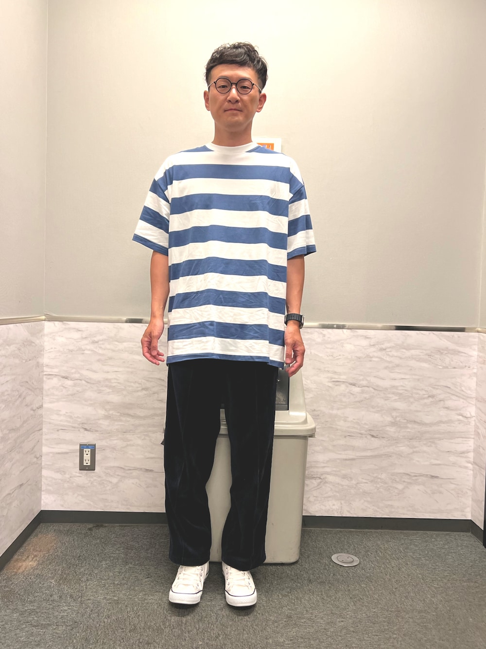 「夏ファッション、夏コーデ、ボーダー、ボーダートップス、ブルーコーデ、ブルー x ホワイト、トラックパンツ、ワントーンコーデ、コンバース、白スニーカー、メガネ男子」｜「JOURNAL STANDARDの【SHELTECH/シェルテック×JOURNAL STANDARD】別注 ビック ボーダー Tシャツ（Tシャツ/カットソー、ブルー系）」を使った、ロバート馬場裕之さん（メンズ・181cm）の夏コーディネートの1枚目の写真