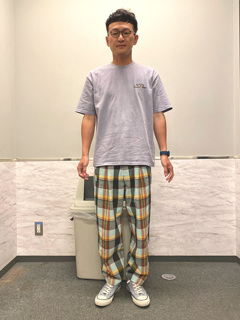 「カジュアルコーデ、カジュアル、プチプラコーデ、コンバース、Ｔシャツ、チェックパンツ、くすみカラー、くすみパープル、メガネ男子」｜「B.C STOCKのHYO-HYO 3RD EYE TIGER-Tシャツ（Tシャツ/カットソー、パープル系）」を使った、ロバート馬場裕之さん（メンズ・181cm）の夏コーディネートの1枚目の写真