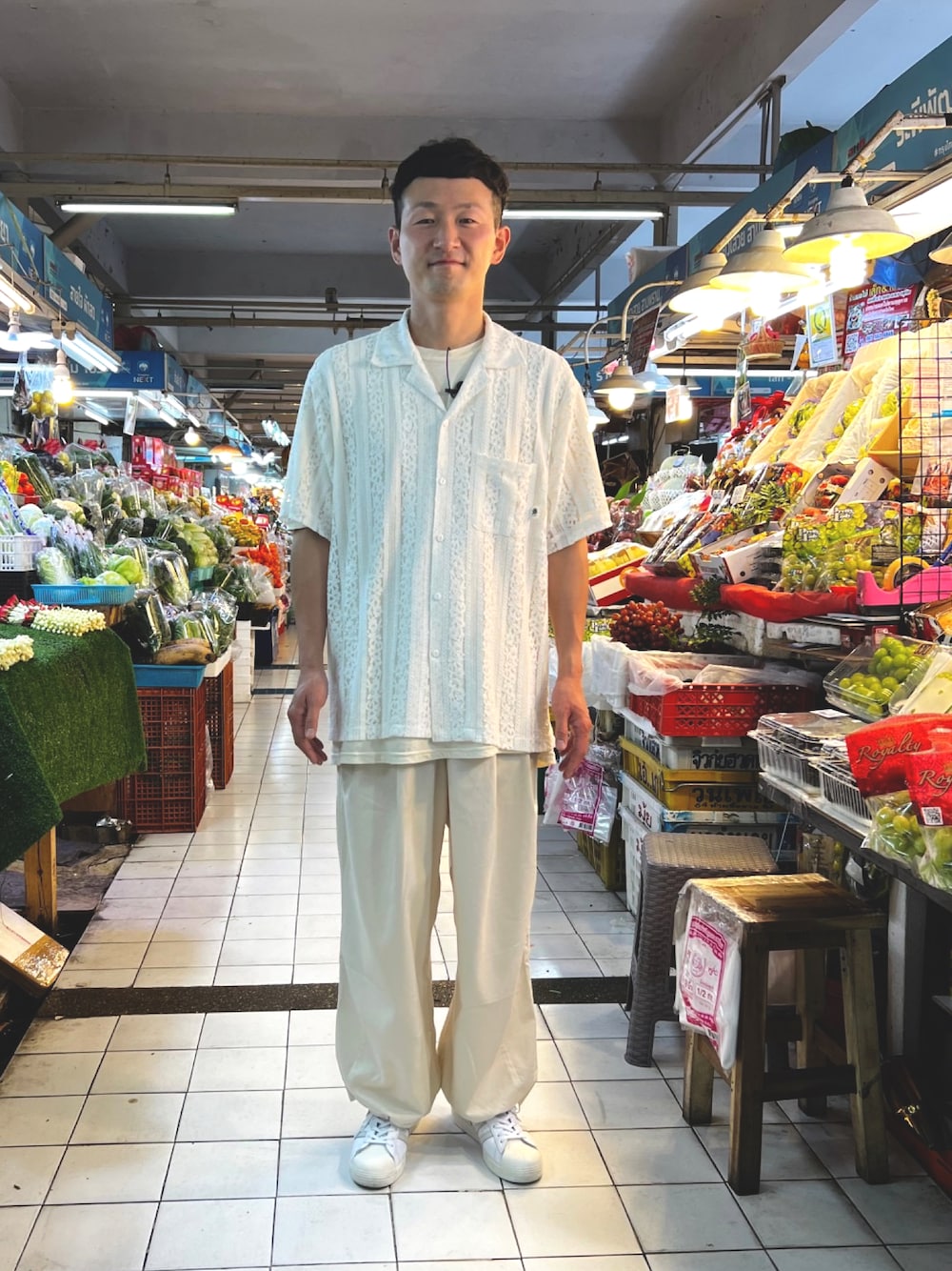 ホワイト系のシャツ/ブラウス、ホワイト系のその他パンツを着用したメンズの冬コーディネートの1枚目の写真