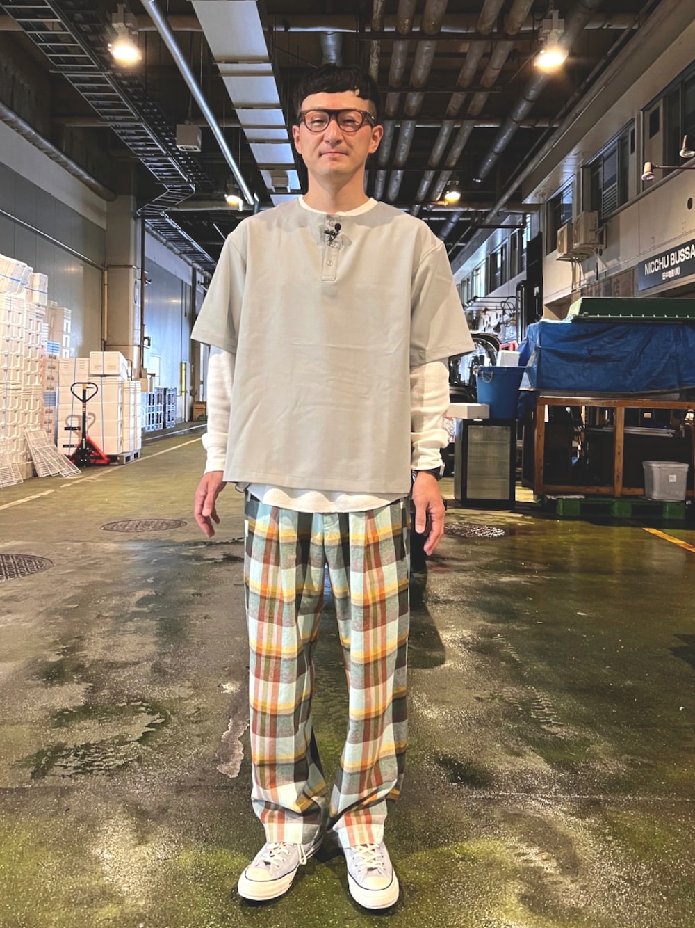 「リラックススタイル、きれいめカジュアル、ゆるコーデ、重ね着、レイヤードスタイル、ヘンリーネック、チェックパンツ、メガネ男子」｜「B.C STOCKのエステルパナマ ヘンリープルオーバー（シャツ/ブラウス、グレー系）」を使った、ロバート馬場裕之さん（メンズ・181cm）の夏コーディネートの1枚目の写真