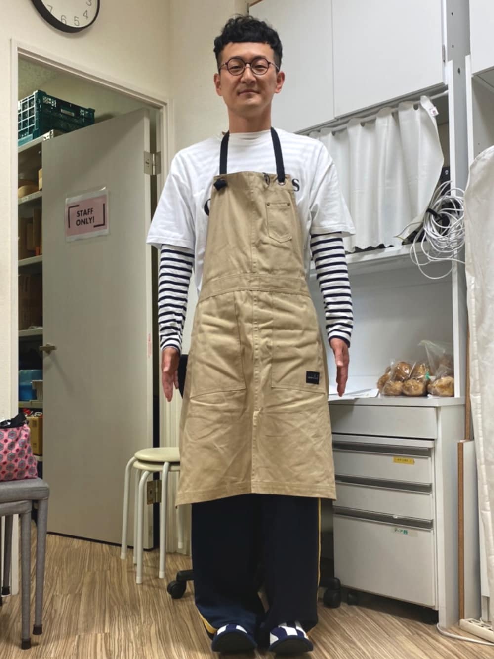 「Tシャツ、エプロン、重ね着、ボーダー、サテンパンツ、カジュアル、メガネ男子」｜「JOURNAL STANDARDの【CC21/シーシーツーワン】ピグメントTシャツ（Tシャツ/カットソー、ホワイト系）」を使った、ロバート馬場裕之さん（メンズ・181cm）の夏コーディネートの1枚目の写真