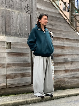 「アイテム（スウェットパンツ、シルバー系）」を使った、よっしーさん（メンズ・168cm）の秋コーディネート