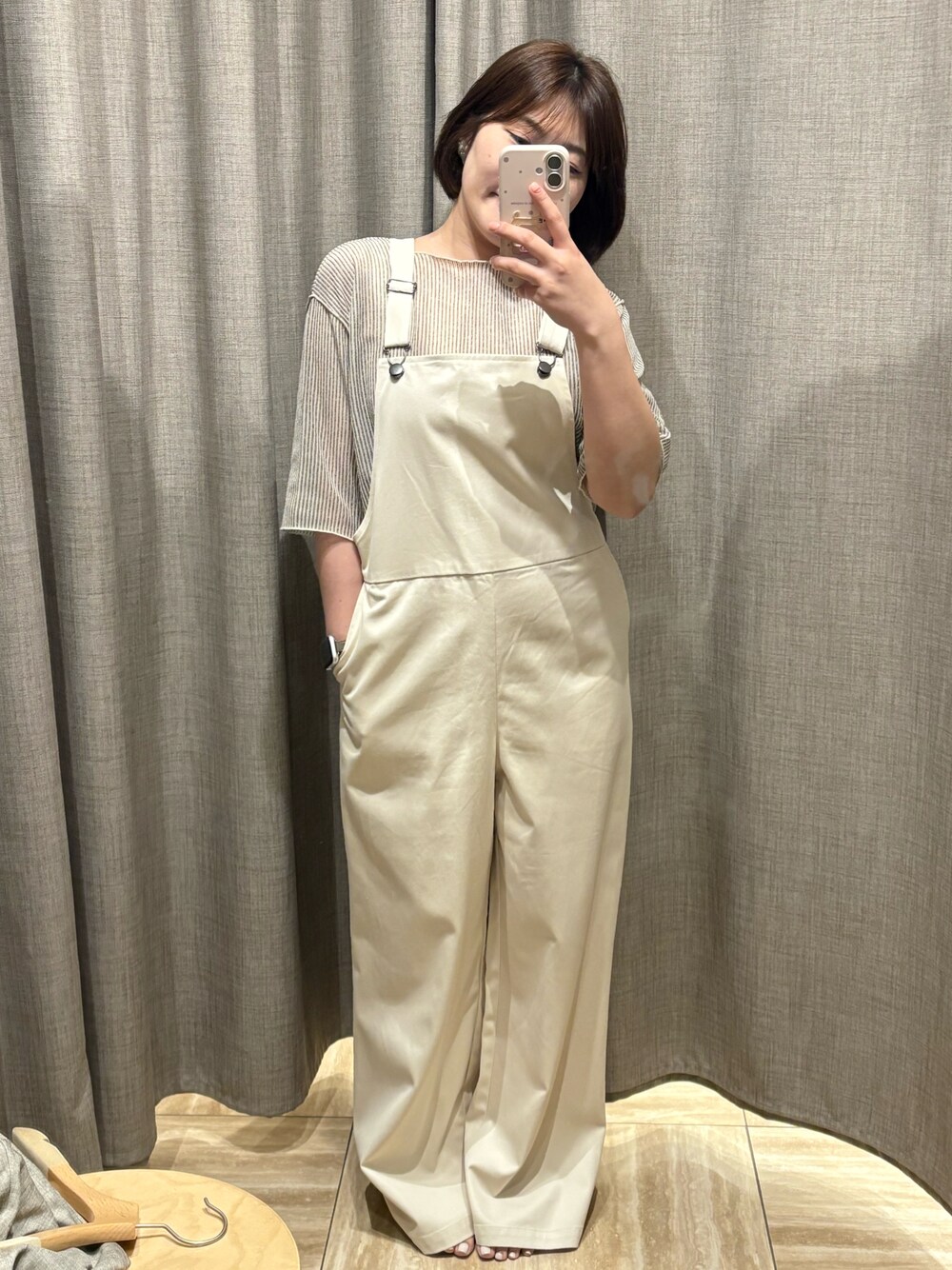 「BEAMSのアイテム（サロペット/オーバーオール、ベージュ系）」を使った、萱さん（レディース・154cm）の春コーディネートの1枚目の写真