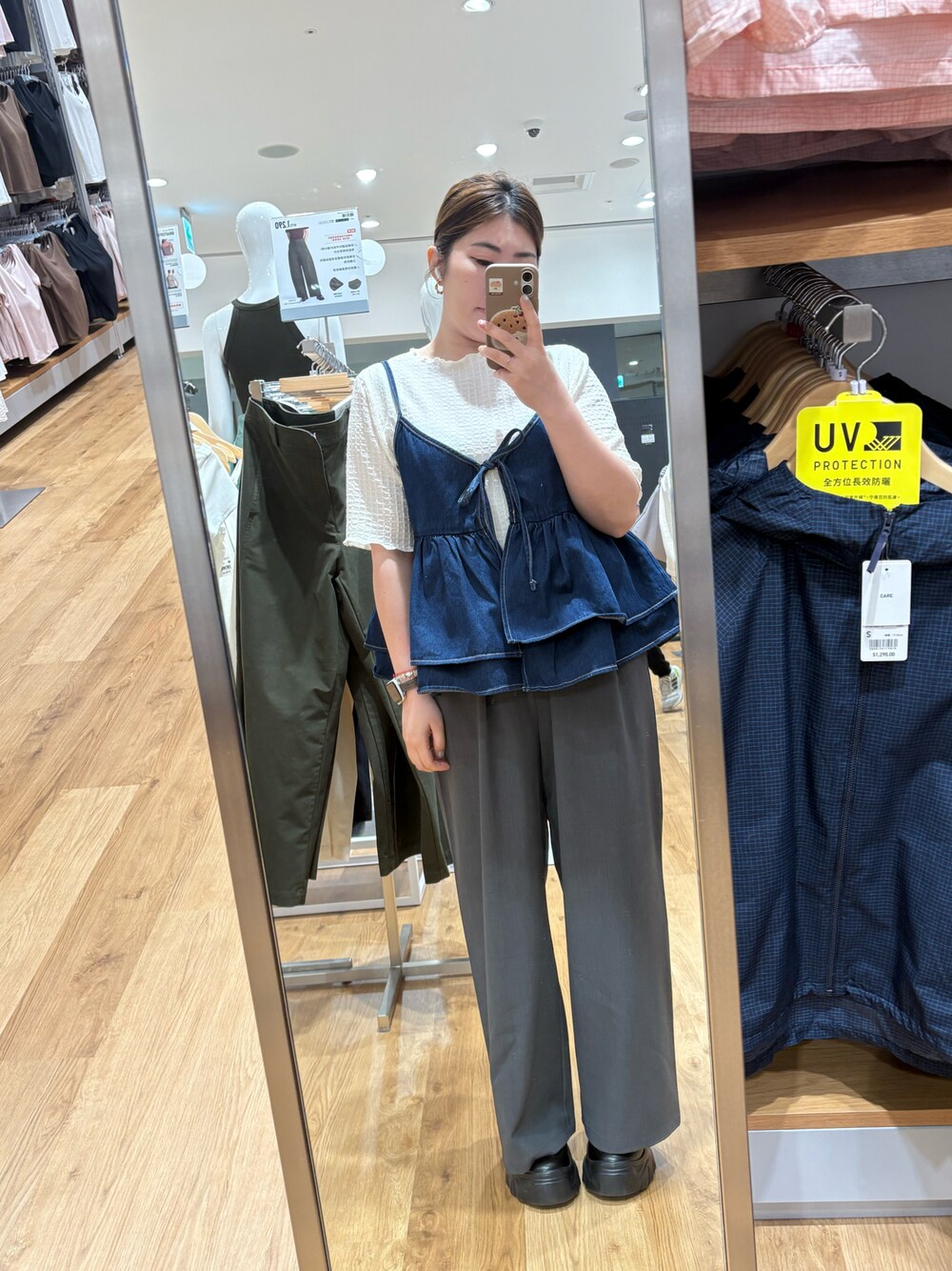 「LOWRYS FARMのアイテム（スラックス、グレー系）」を使った、萱さん（レディース・154cm）の春コーディネートの1枚目の写真