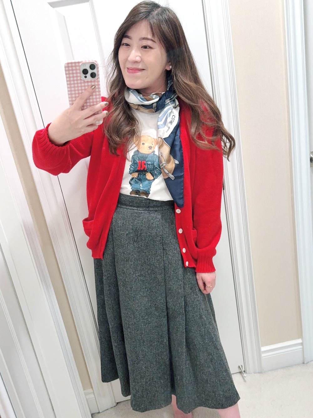 グレー系のスカート、ホワイト系のTシャツ/カットソー、レッド系のカーディガン/ボレロを着用したレディースの夏コーディネートの1枚目の写真