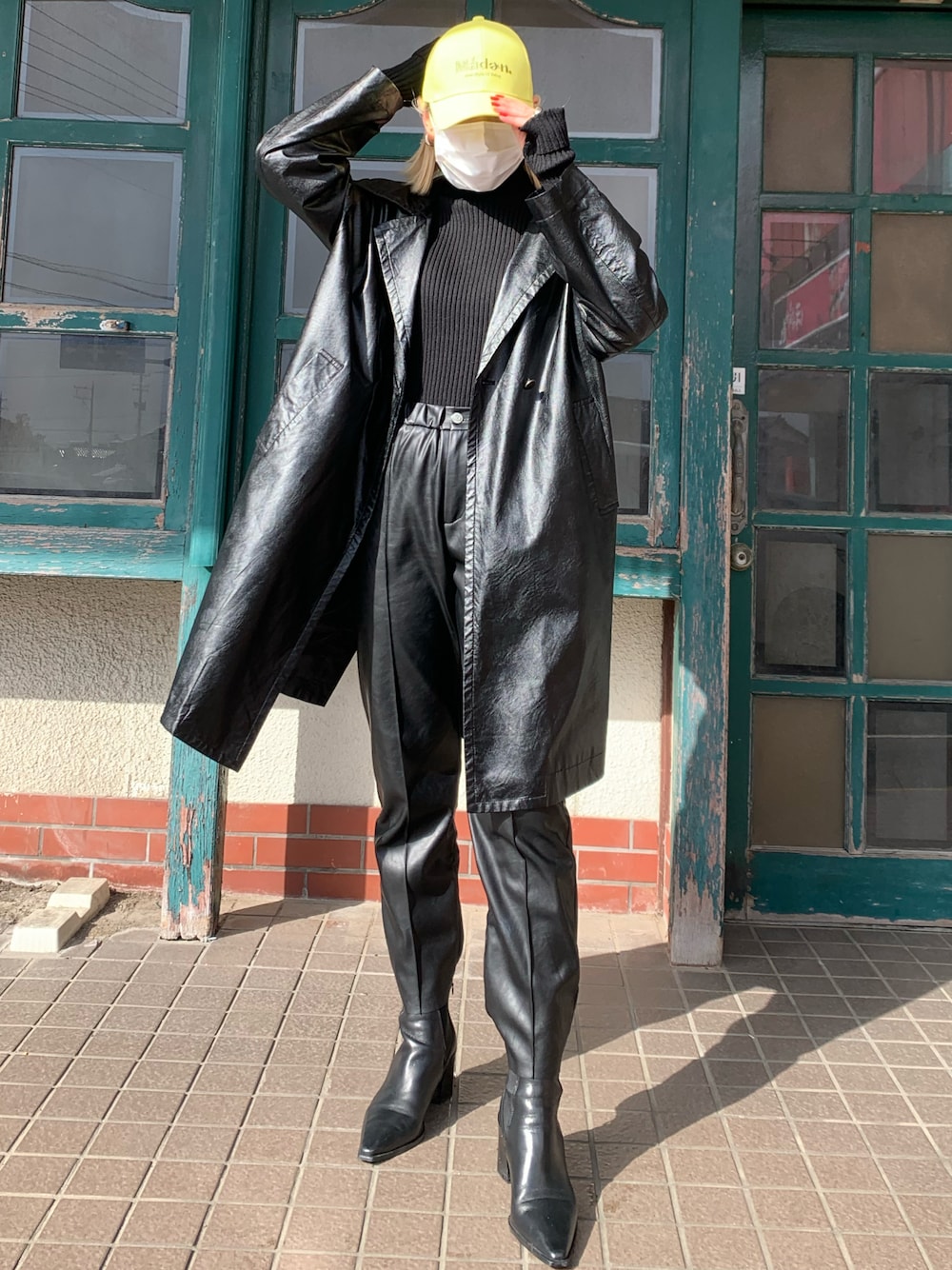 「ootd、韓国好きな人と繋がりたい、古着好きな人と繋がりたい、韓国ファッション、カジュアルコーデ、ストリートコーデ、モードストリート、レザーコーデ、キャップ女子、ブラックコーデ、金髪」｜「SLYのアイテム（キャップ、イエロー系）」を使った、YUKIさん（レディース・159cm）の春コーディネートの1枚目の写真