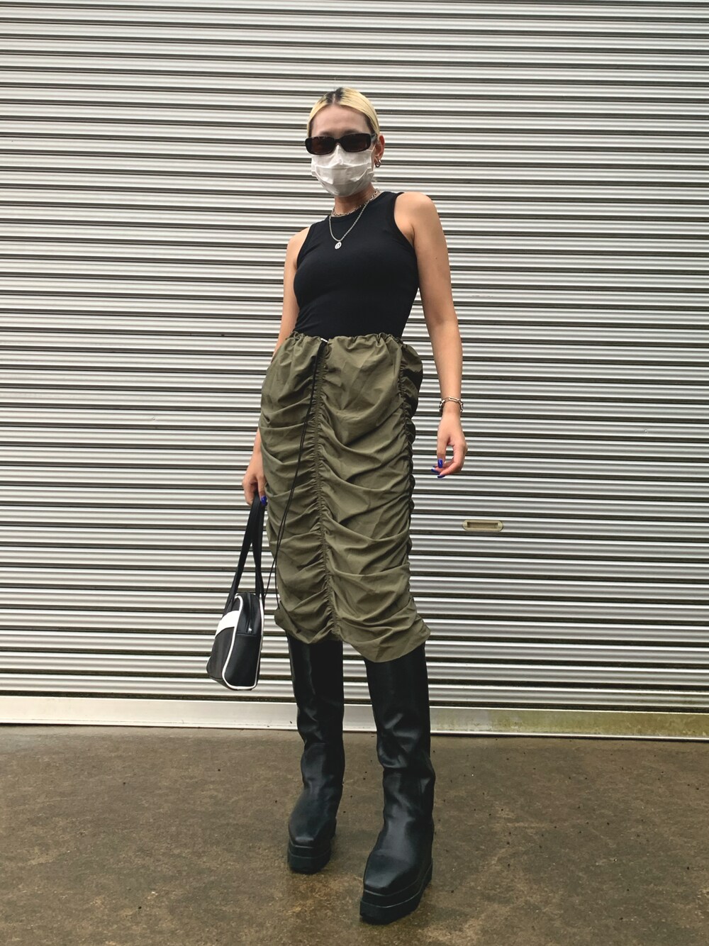 「夏、休日スタイル、スカートスタイル、ブーツスタイル、肌見せ、ショート丈トップス、shein、韓国ファッション、韓国好きな人と繋がりたい、シャーリング、ハンドバッグ、ブラックコーデ」｜「sheinのアイテム（スカート、グリーン系）」を使った、YUKIさん（レディース・159cm）の夏コーディネートの1枚目の写真