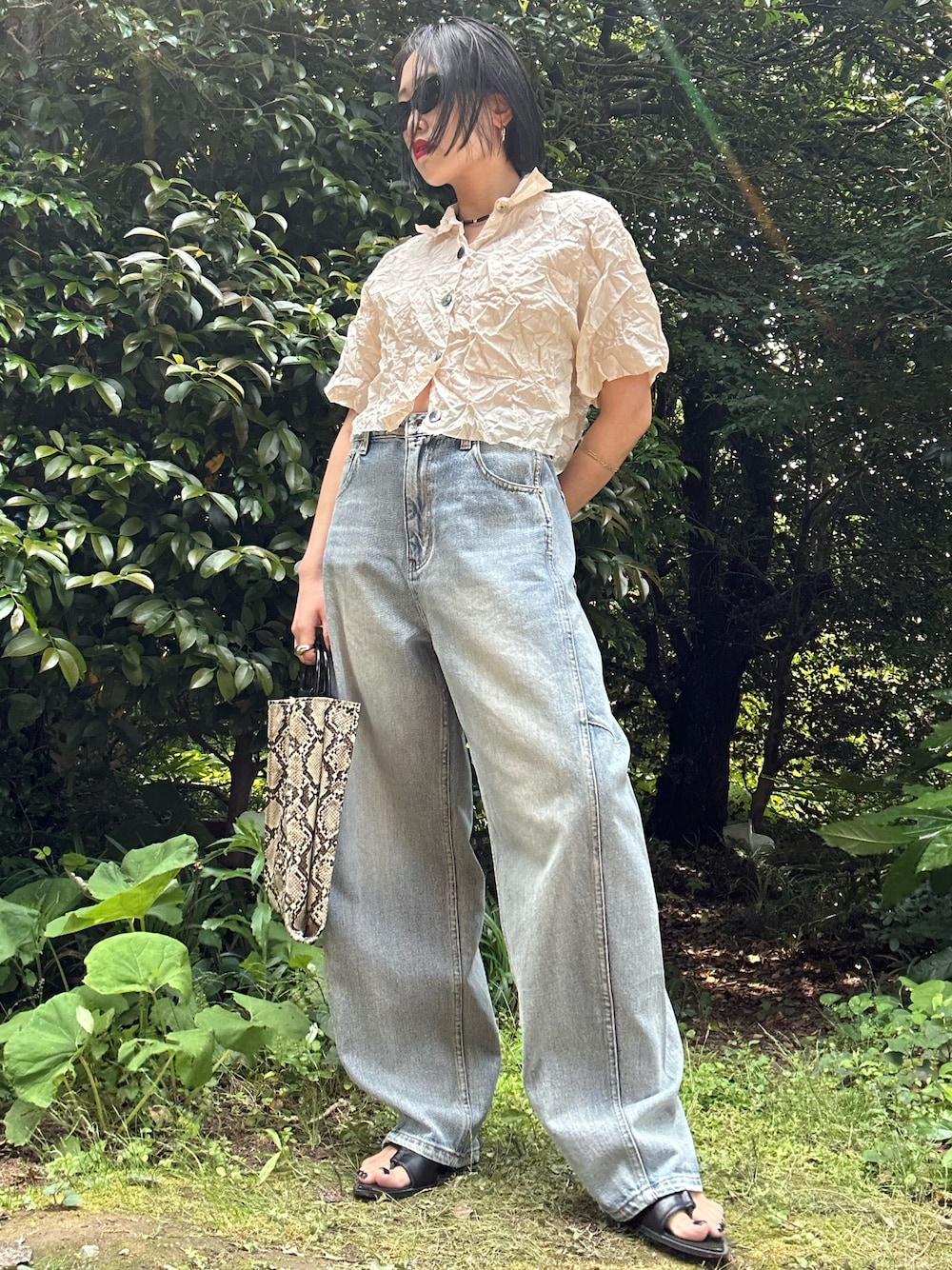 「夏コーデ、ラフコーデ、大人カジュアルコーデ、デニムコーデ、シャツコーデ、デザイントップス、サンダルコーデ、メゾンスペシャル、柄バッグ、シンプルコーデ、黒髪ボブ、バレルレッグジーンズ、アイボリーコーデ、レイヤードスタイル、スポーツミックス」｜「MAISON SPECIALのアイテム（シャツ/ブラウス、ベージュ系）」を使った、YUKIさん（レディース・159cm）の夏コーディネートの1枚目の写真