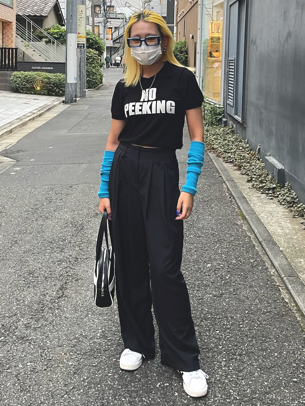 「夏、休日スタイル、パンツスタイル、モノトーンコーデ、ショート丈トップス、肌見せ、メガネ女子、shein、スニーカーコーデ、アームカバー、韓国ファッション、韓国好きな人と繋がりたい、古着好きな人と繋がりたい、原宿、ストリートコーデ」｜「SCULPTORのアイテム（ニット/セーター、ブラック系）」を使った、YUKIさん（レディース・159cm）の夏コーディネートの1枚目の写真