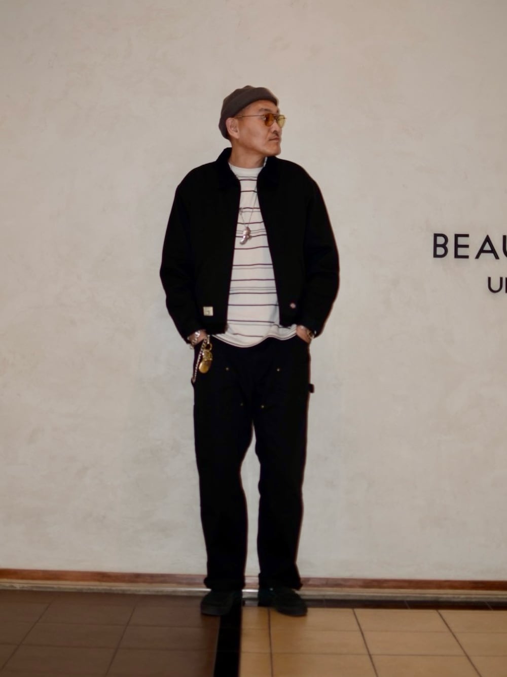 ベージュ系のTシャツ/カットソー、ブルー系のその他パンツ、ブルー系のブルゾンを着用したメンズの冬コーディネートの1枚目の写真