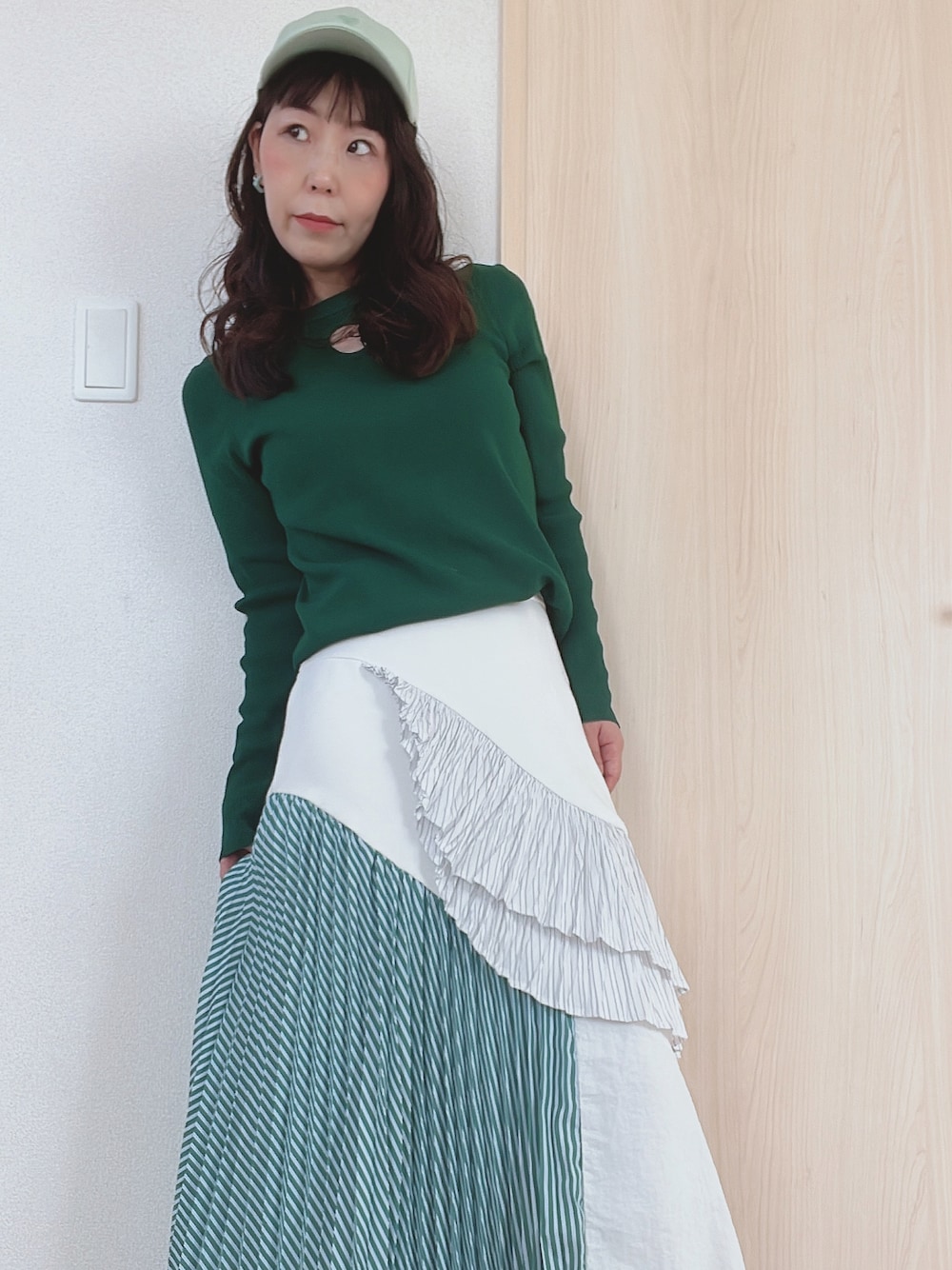 「オトナ女子、オトナカジュアル、緑、緑コーデ、春服、UN3D.、UN3D.コーデ」｜「UN3D.のファブリックミックススカート（スカート、その他）」を使った、JUEさん（レディース・153cm）の春コーディネートの1枚目の写真