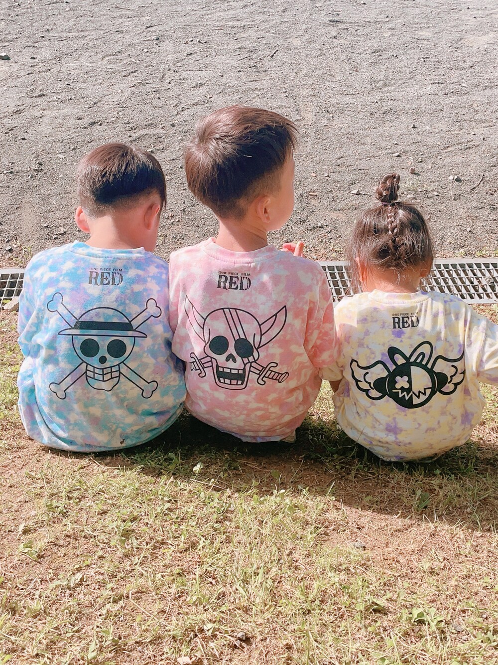 「ワンピース、休日コーデ、3兄妹、兄妹コーデ、おとこのこ、おんなのこ、リンクコーデ、女の子、男の子」｜「BREEZEの/ONE PIECE ワッペン付Tシャツ（Tシャツ/カットソー、レッド系）」を使った、3KidsMam・×・さん（キッズ・100cm）の秋コーディネートの1枚目の写真