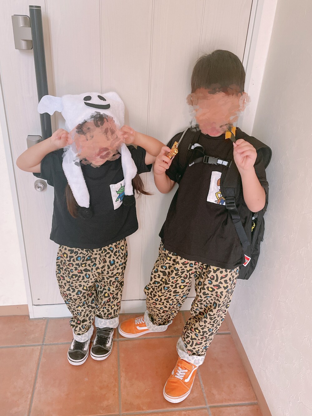 「男の子、キッズ、キッズコーデ、kids、秋服まるっと大公開、兄妹コーデ、リンクコーデ、オレンジ、ひょう柄、むすこーで」｜「BREEZEの【一部セットアップ・リンク可能】シェフパンツ_10分丈（その他パンツ、ベージュ系）」を使った、3KidsMam・×・さん（キッズ・100cm）の秋コーディネートの1枚目の写真